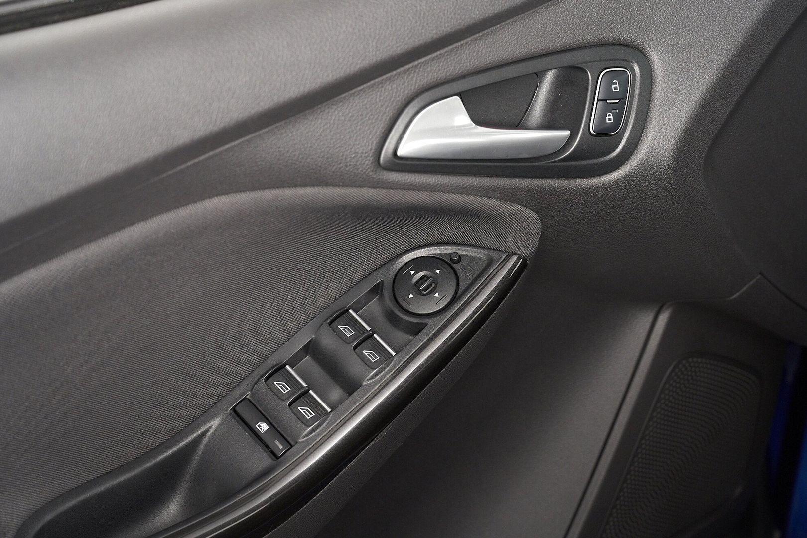 Ford Focus 2018, синий