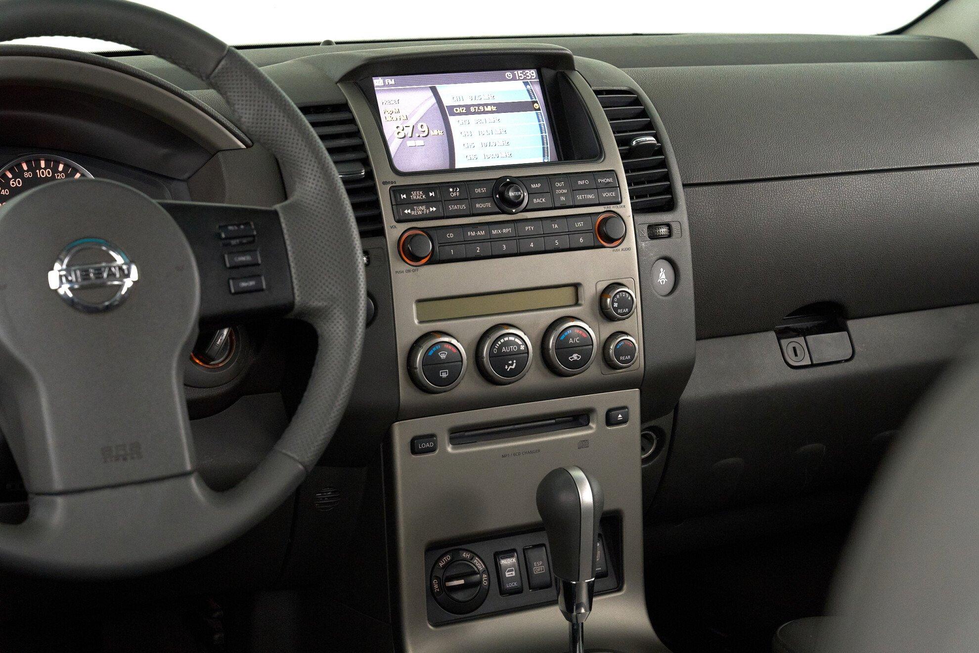 Nissan Pathfinder 2009, серебряный