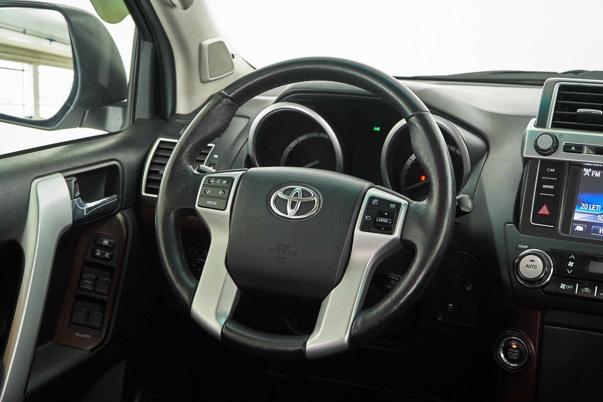 Toyota Land Cruiser Prado 2015, белый