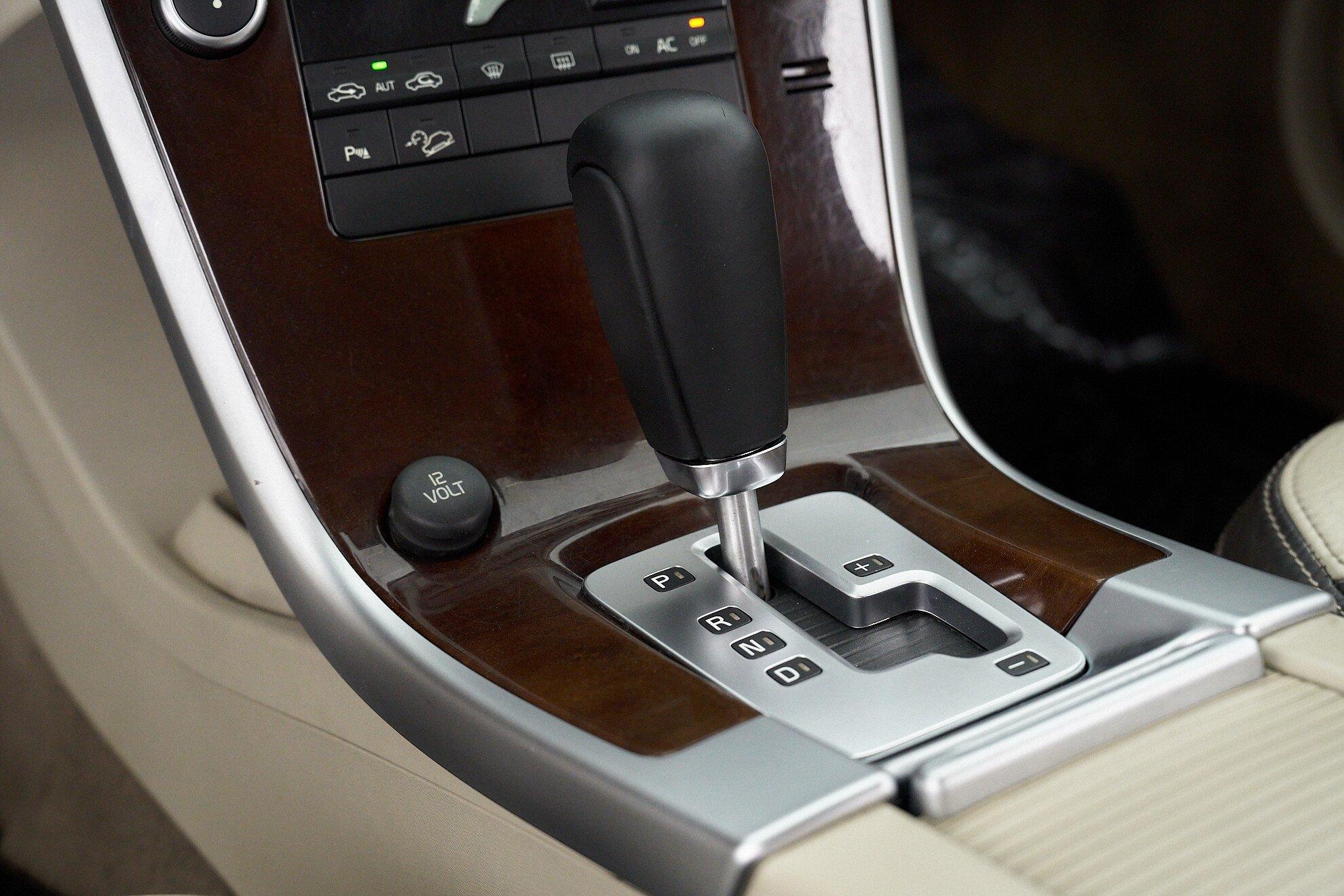 Volvo XC60 2011, белый