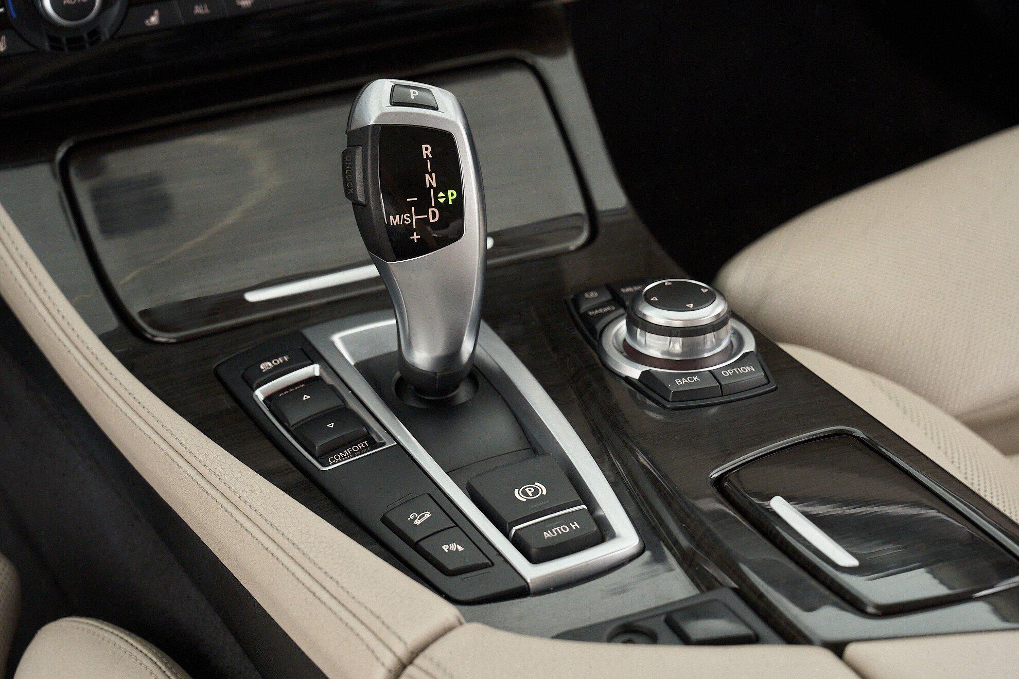 BMW 5 серии 2012, серый