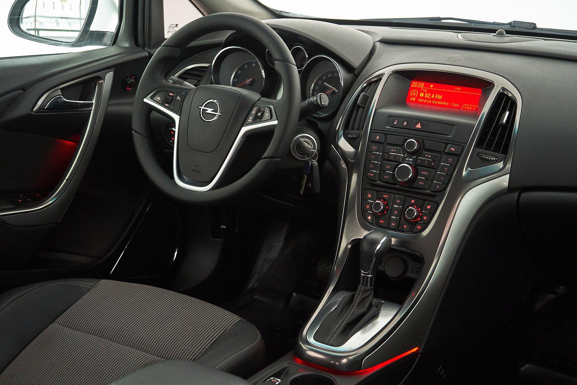 Opel Astra 2012, белый