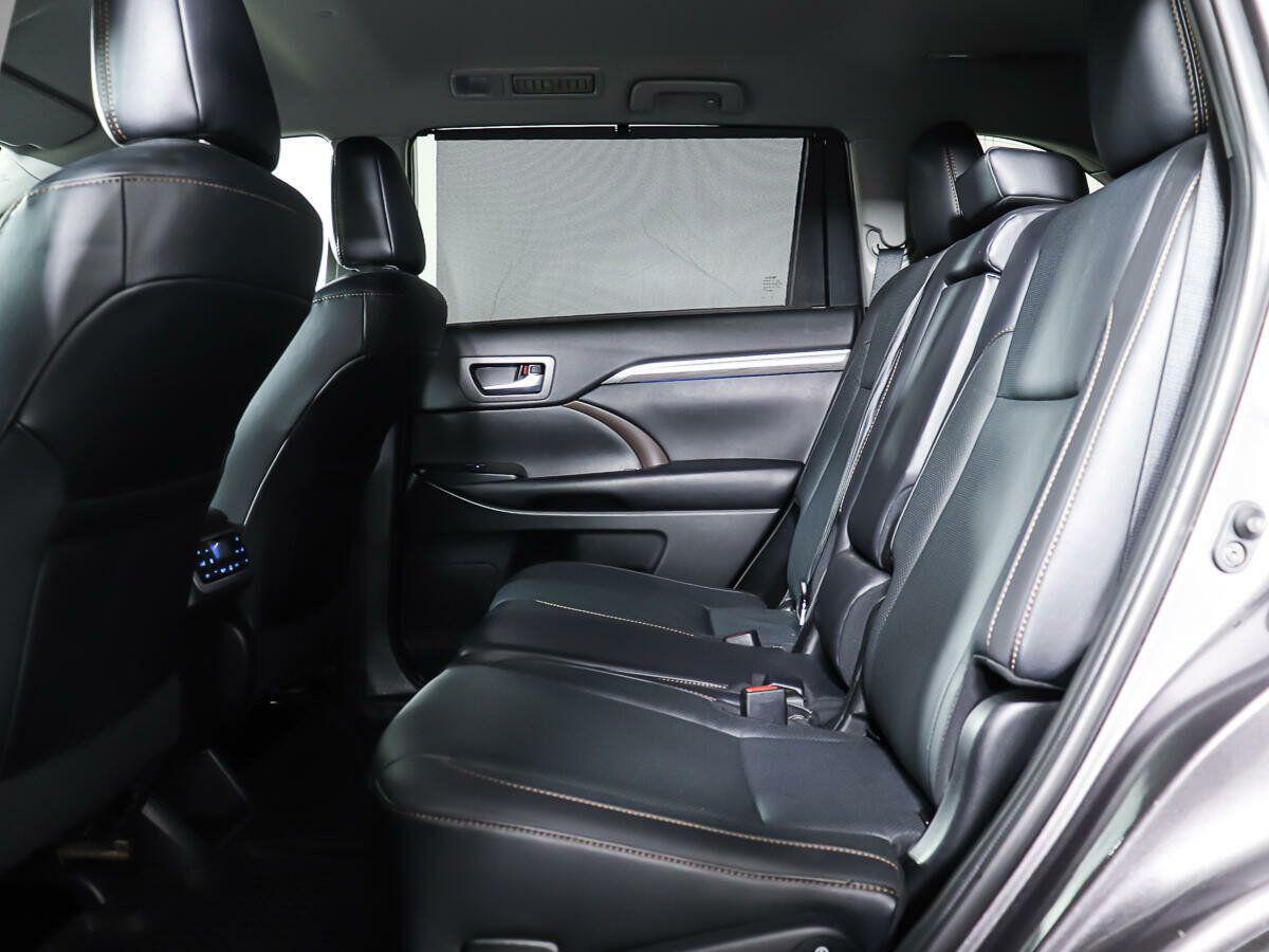 Toyota Highlander 2019, серый