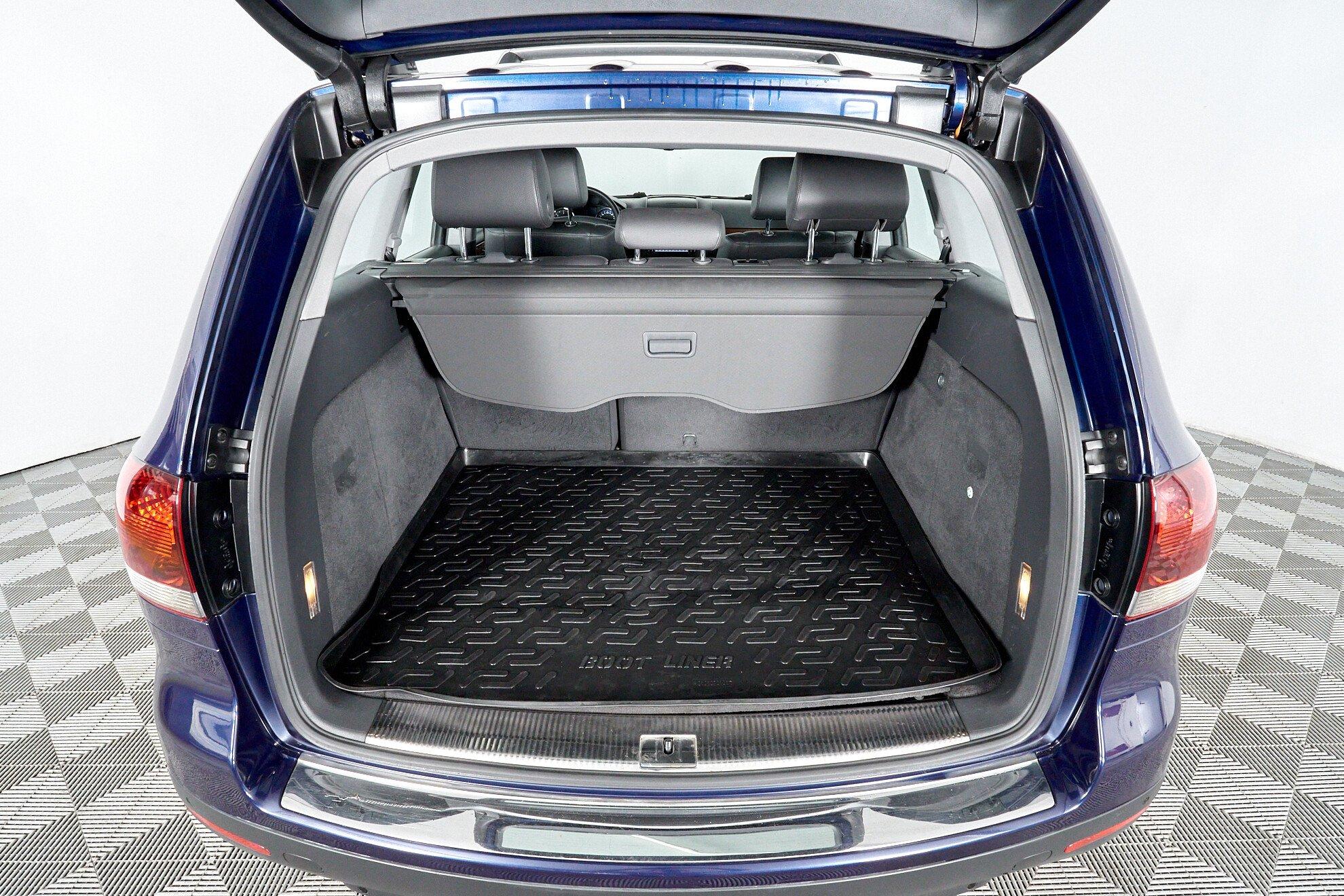 Volkswagen Touareg 2009, серый