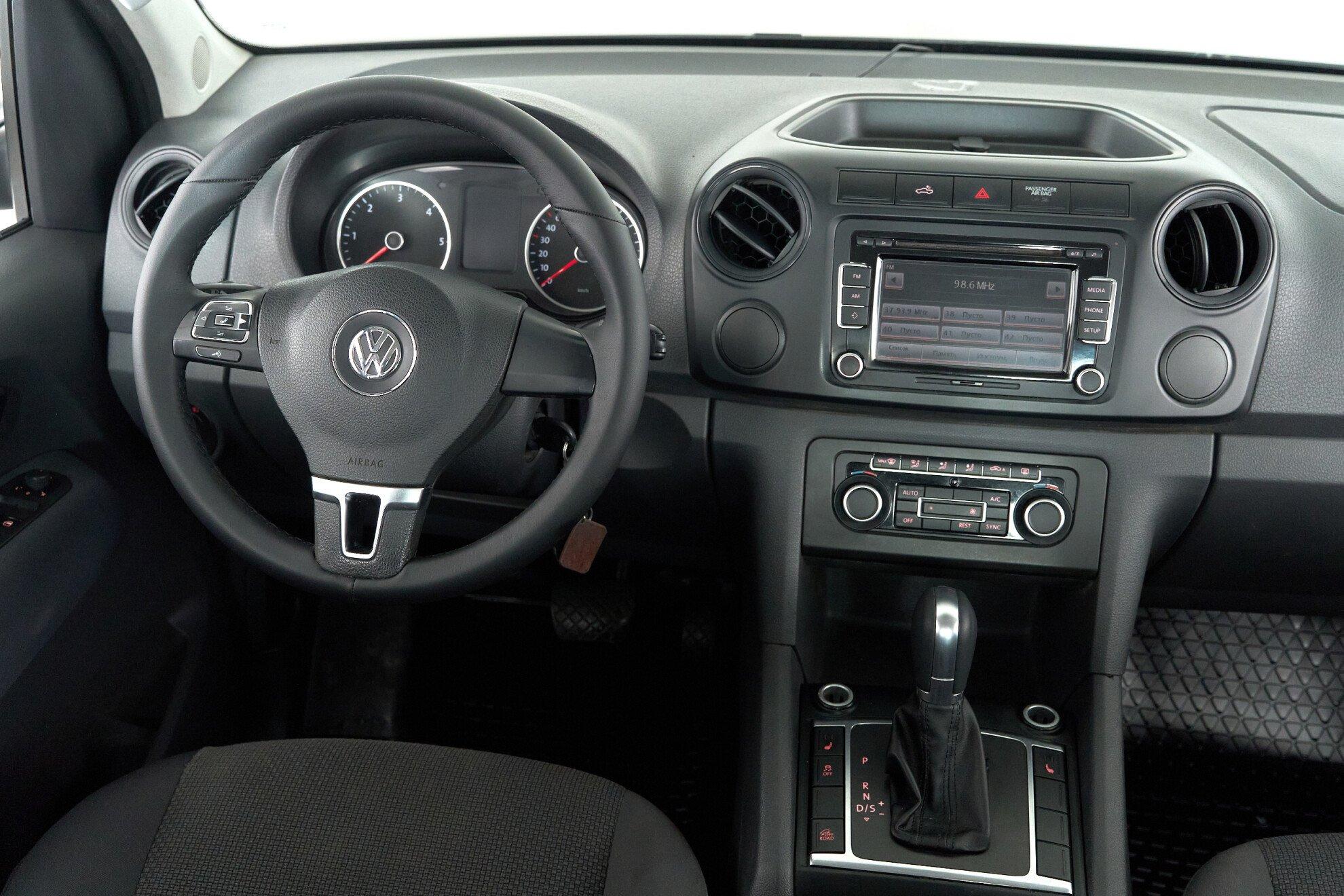 Volkswagen Amarok 2012, серый