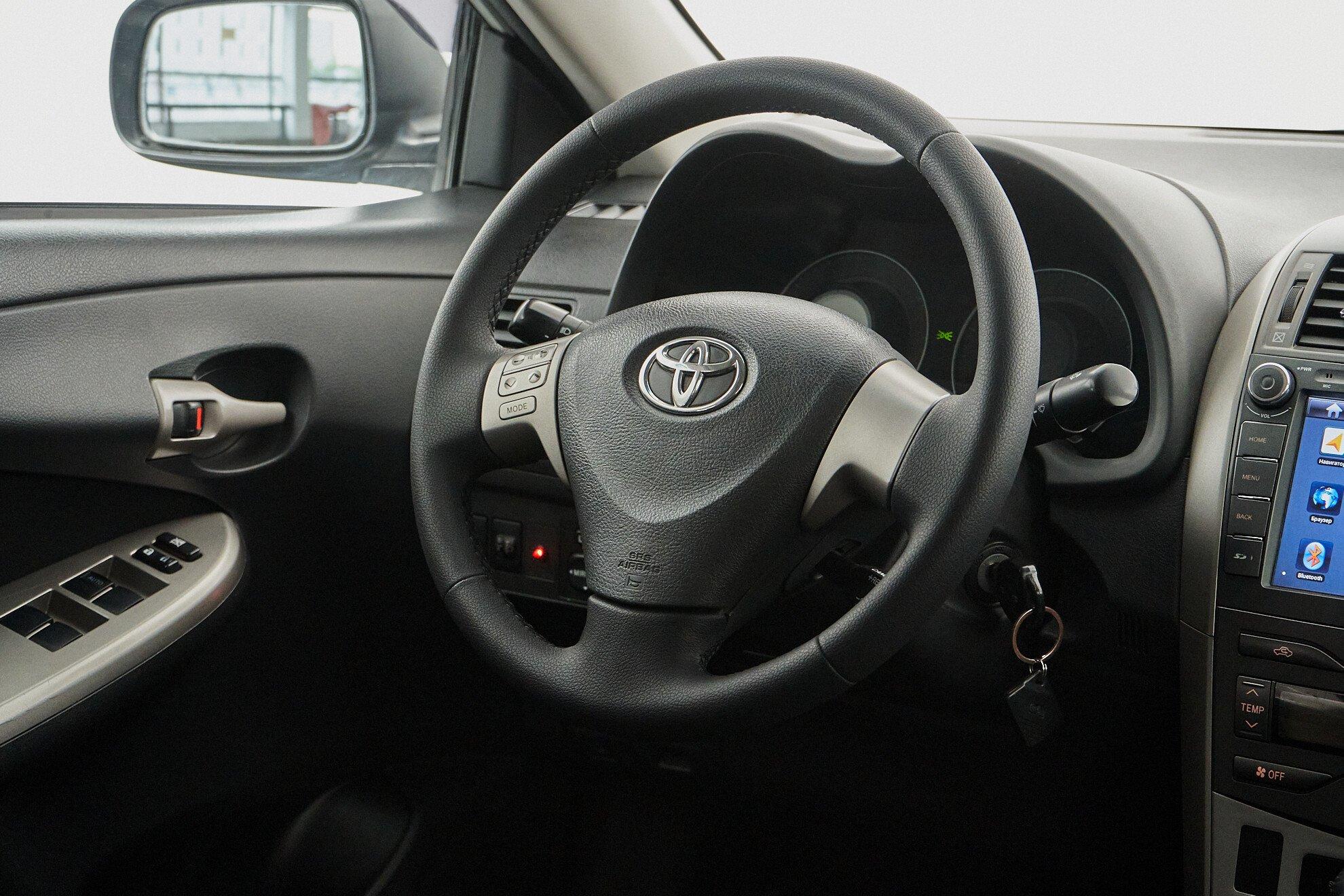 Toyota Corolla 2010, серебряный