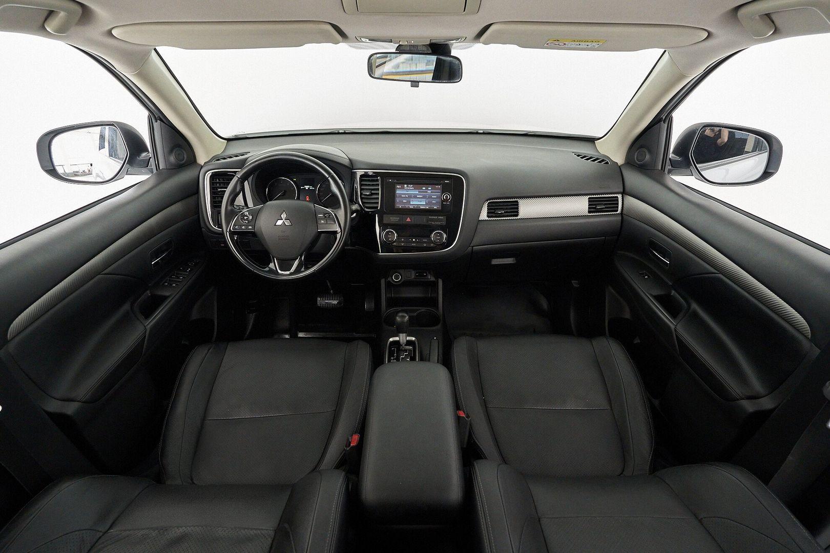 Mitsubishi Outlander 2017, белый