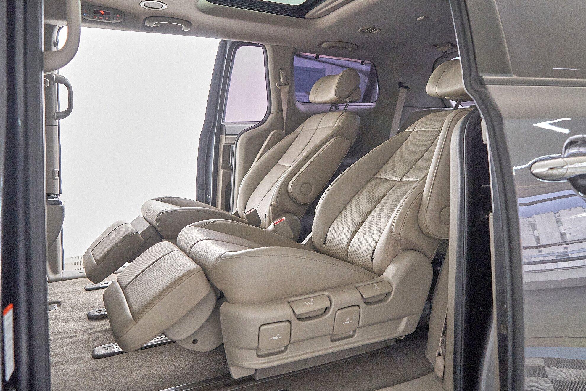 Kia Carnival 2018, серый