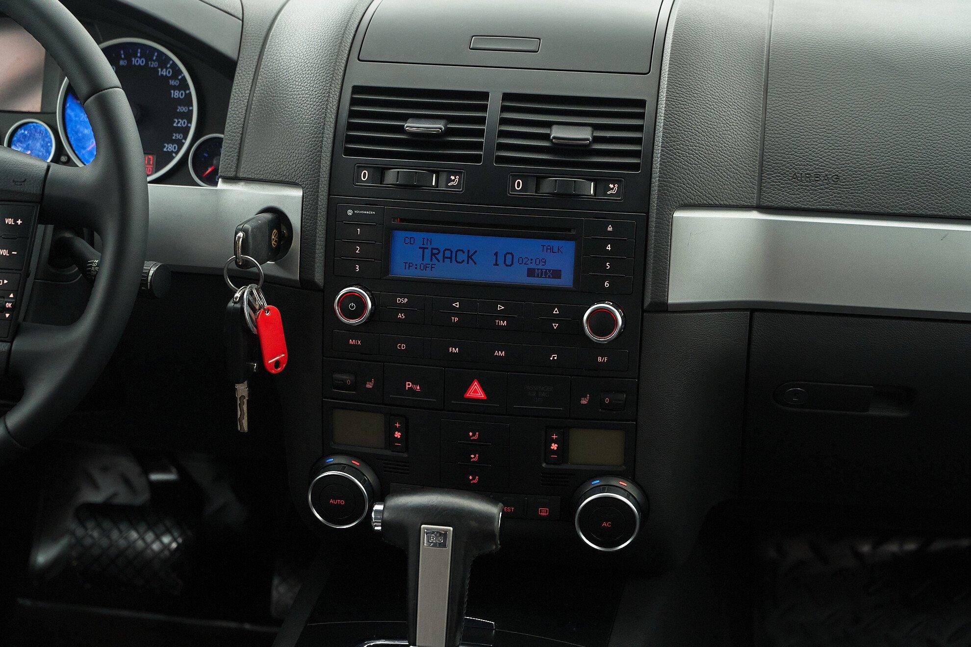 Volkswagen Touareg 2010, черный