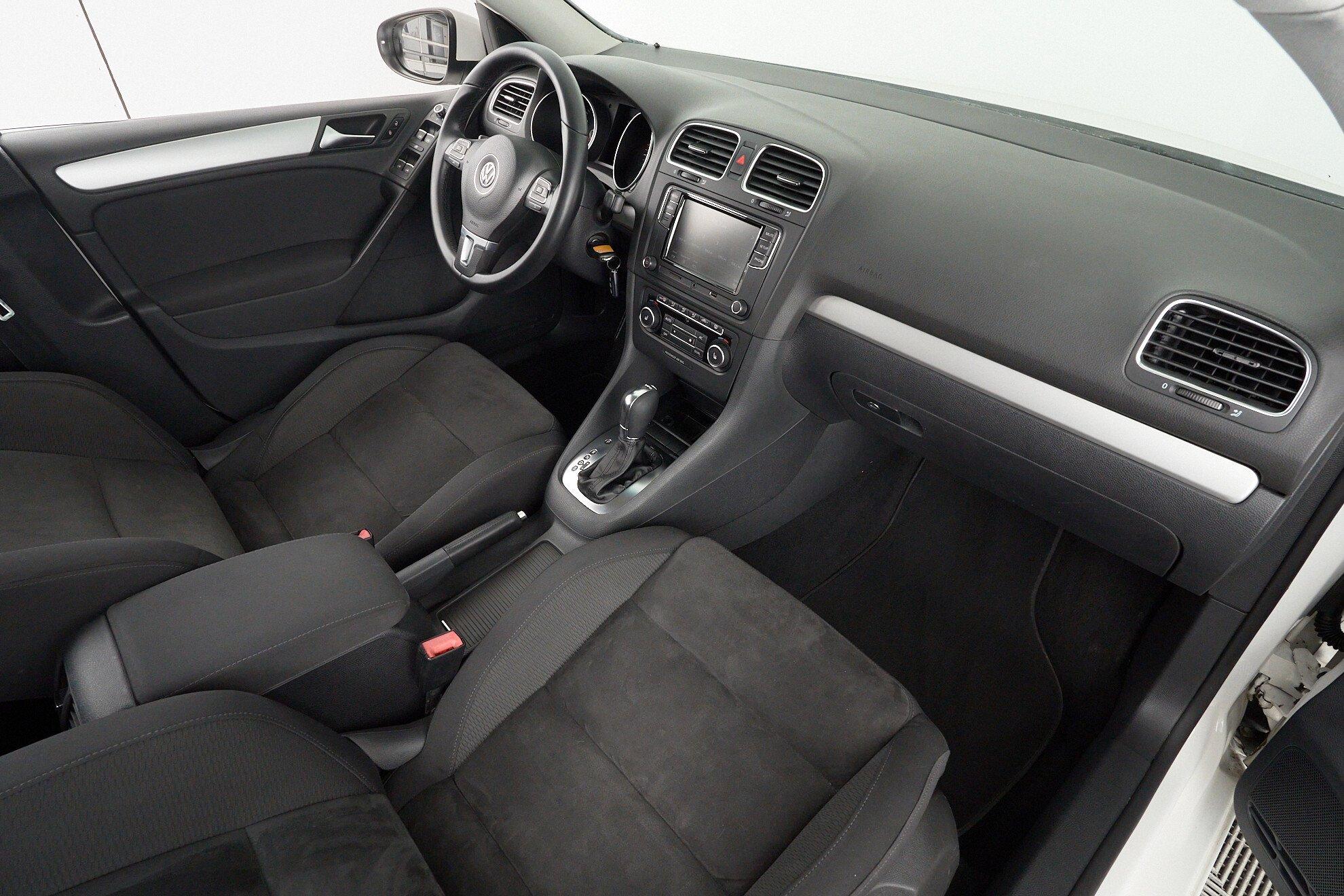 Volkswagen Golf 2012, белый