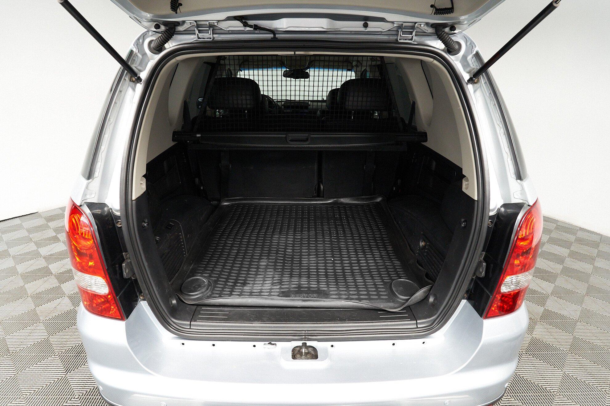 SsangYong Rexton 2010, серебряный