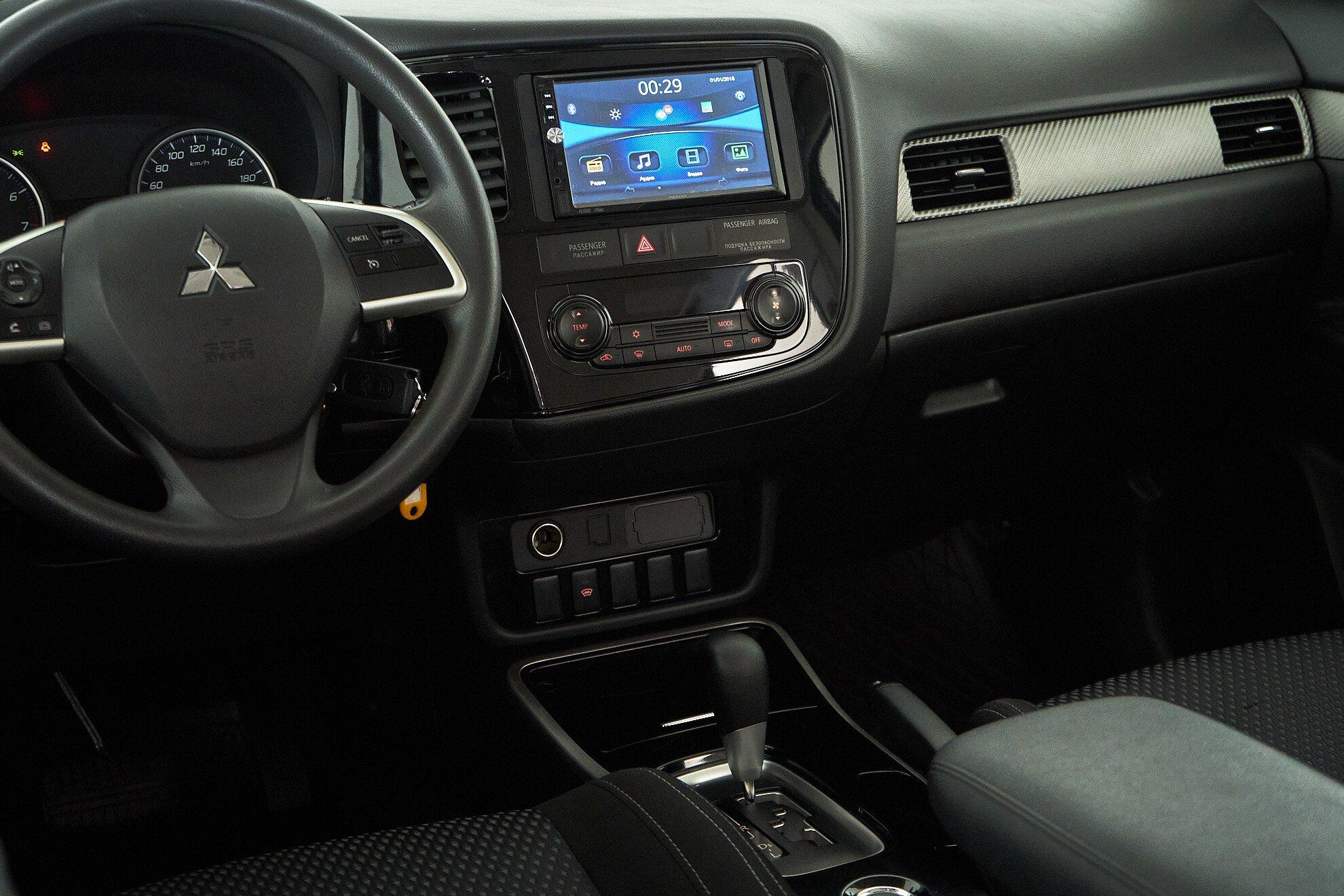 Mitsubishi Outlander 2017, белый