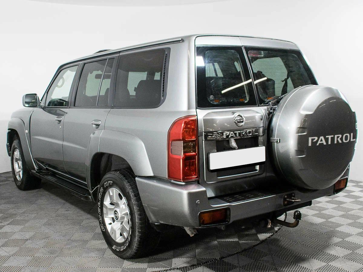 Nissan Patrol 2009, серый