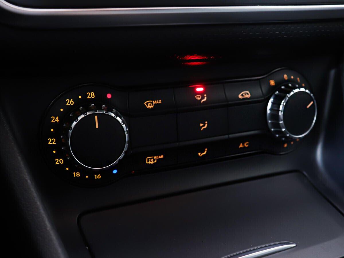 Mercedes-Benz A-Класс 2015, красный