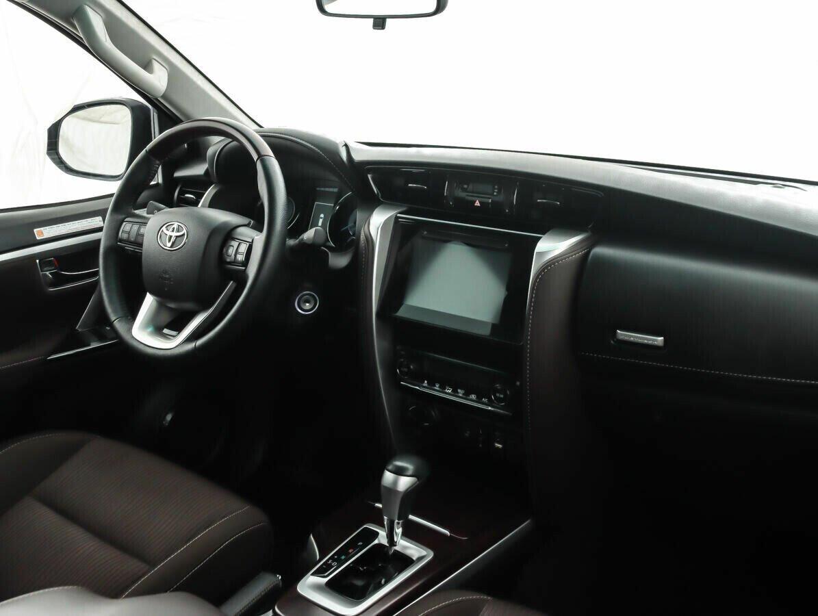 Toyota Fortuner 2020, черный