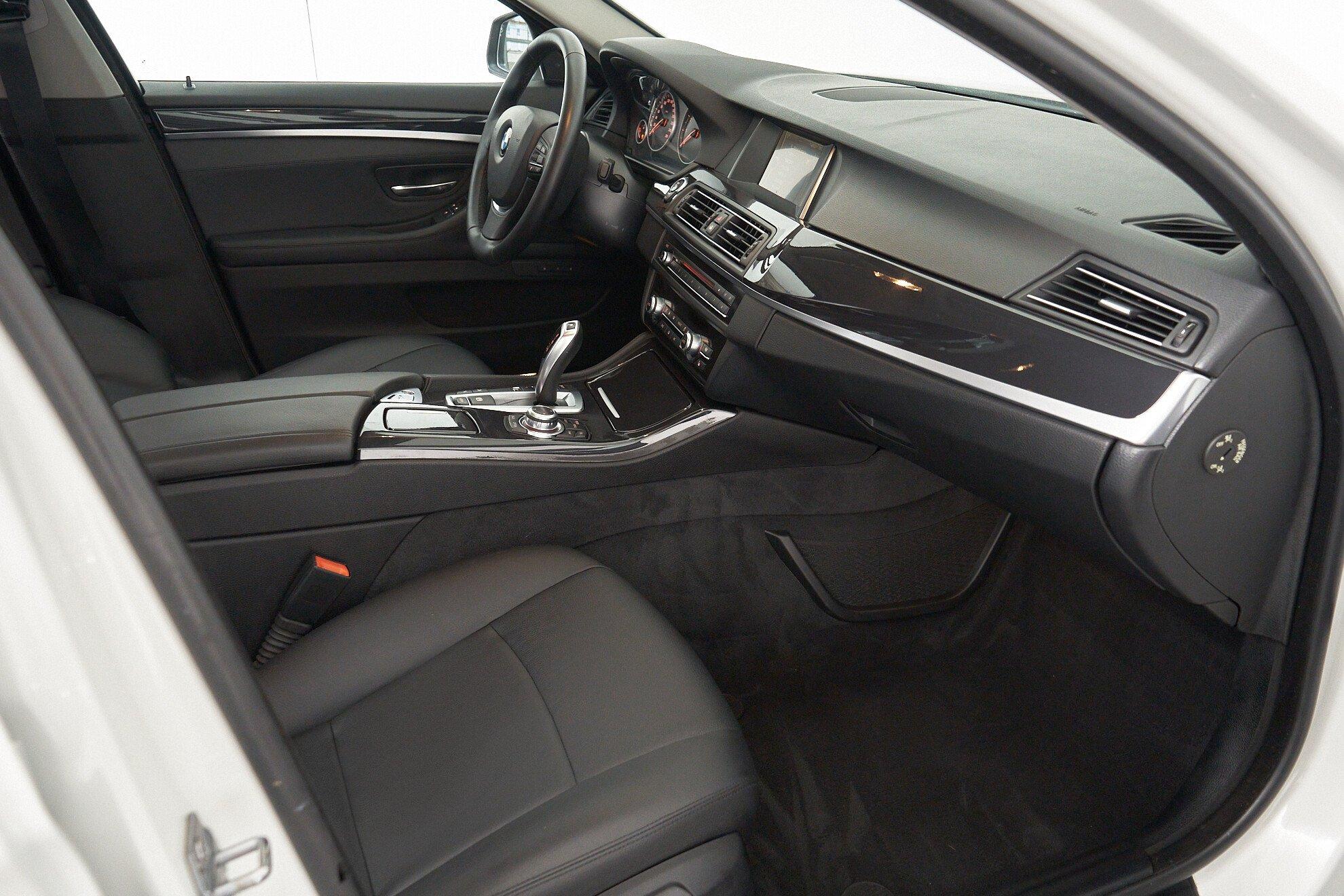 BMW 5 серии 2013, белый