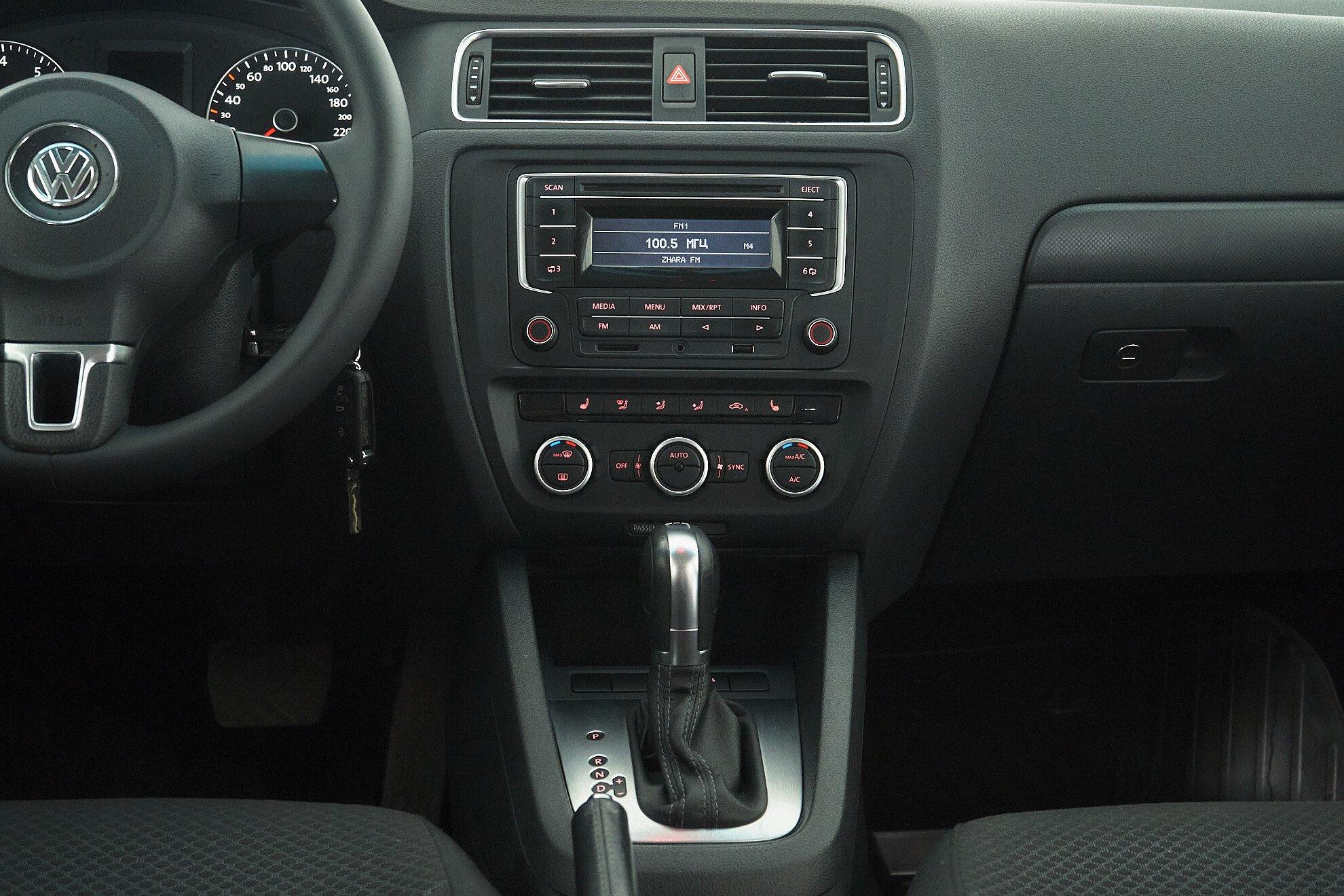 Volkswagen Jetta 2014, белый