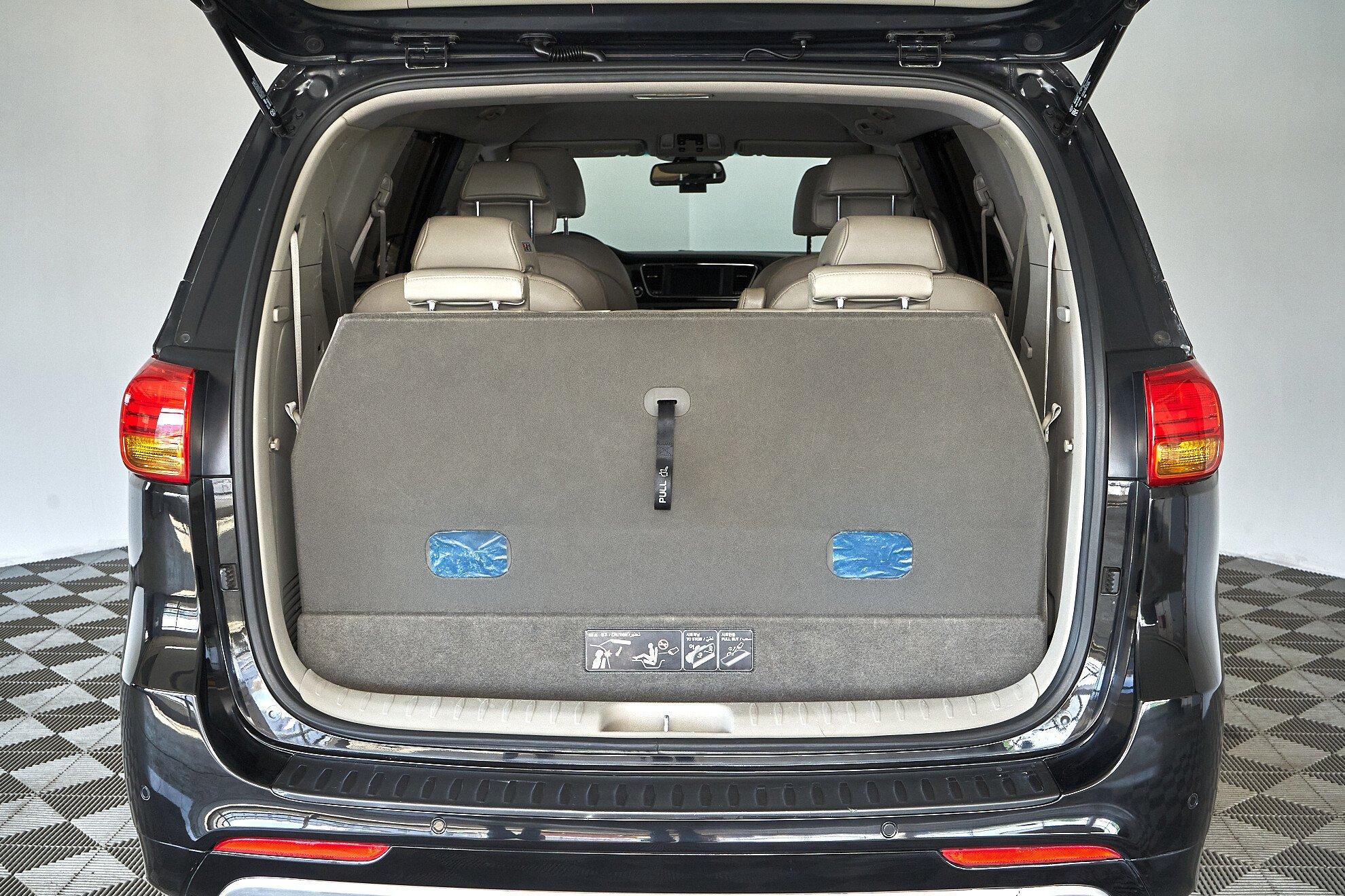 Kia Carnival 2016, черный