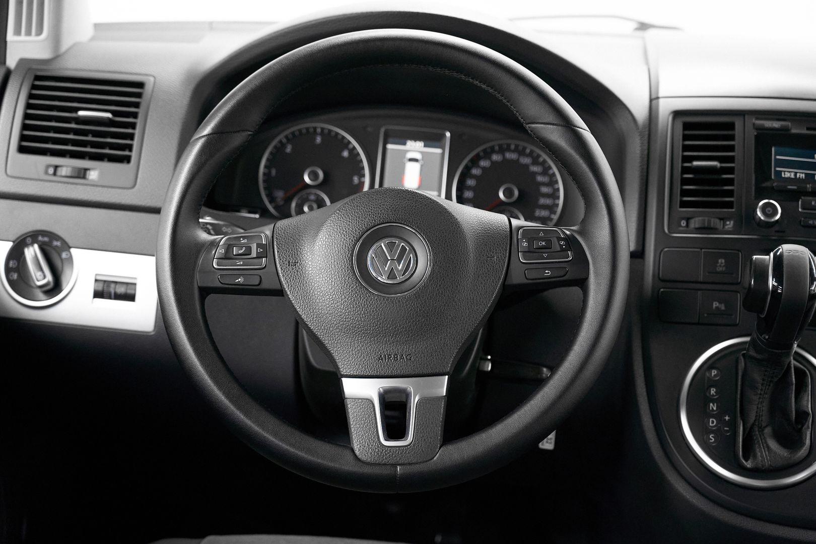 Volkswagen Multivan 2011, белый