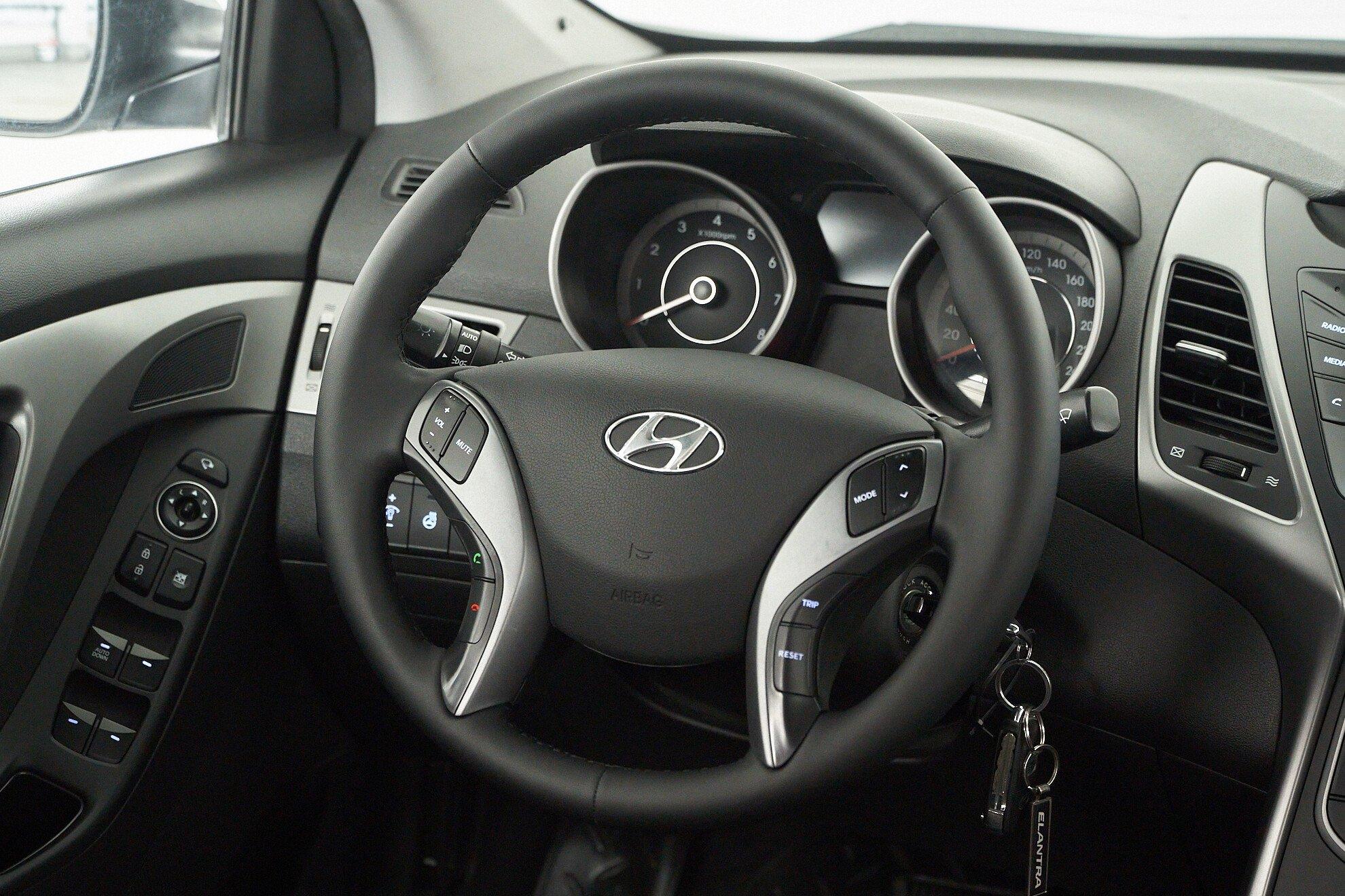 Hyundai Elantra 2015, серебряный