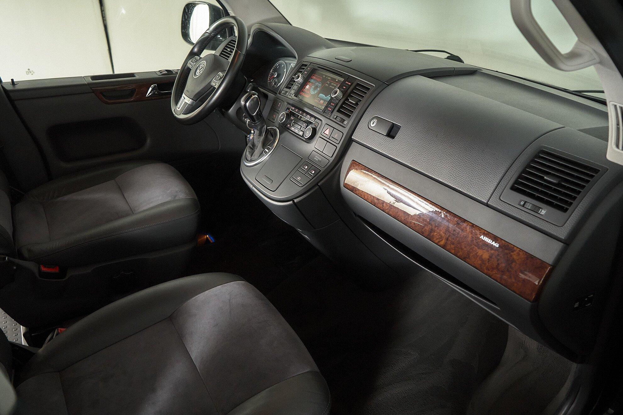 Volkswagen Multivan 2013, черный