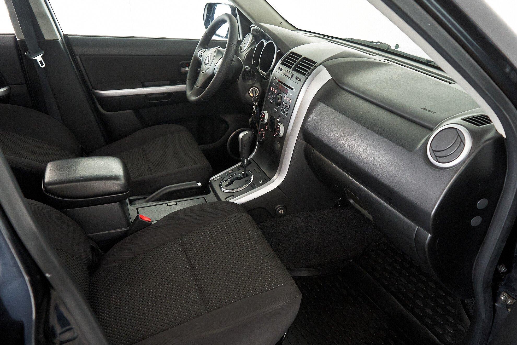 Suzuki Grand Vitara 2011, черный