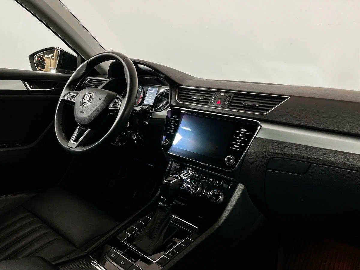 Skoda Superb 2019, черный
