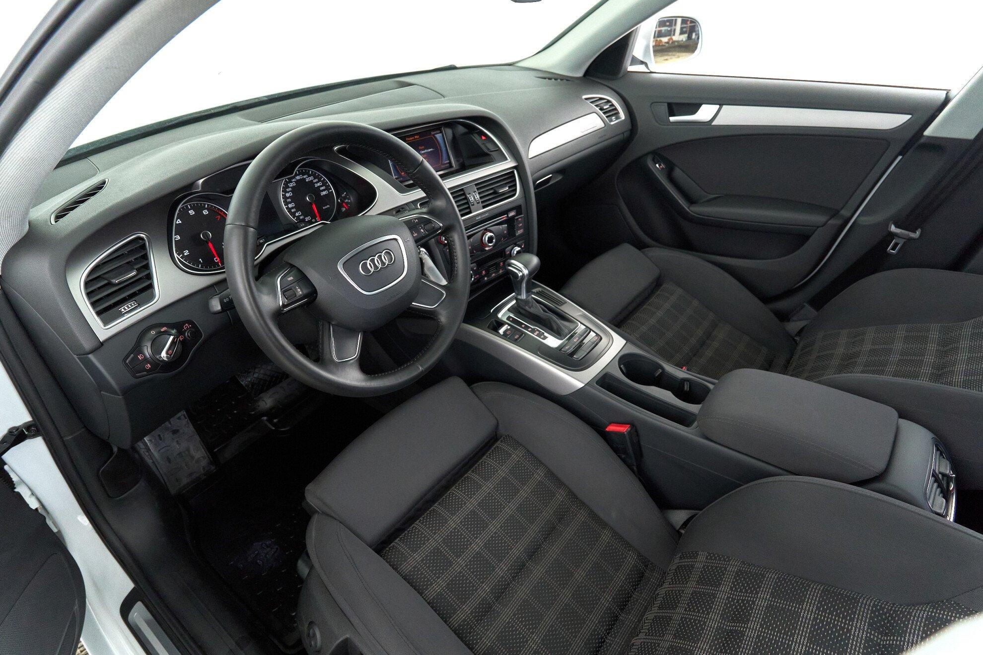 Audi A4 2012, белый