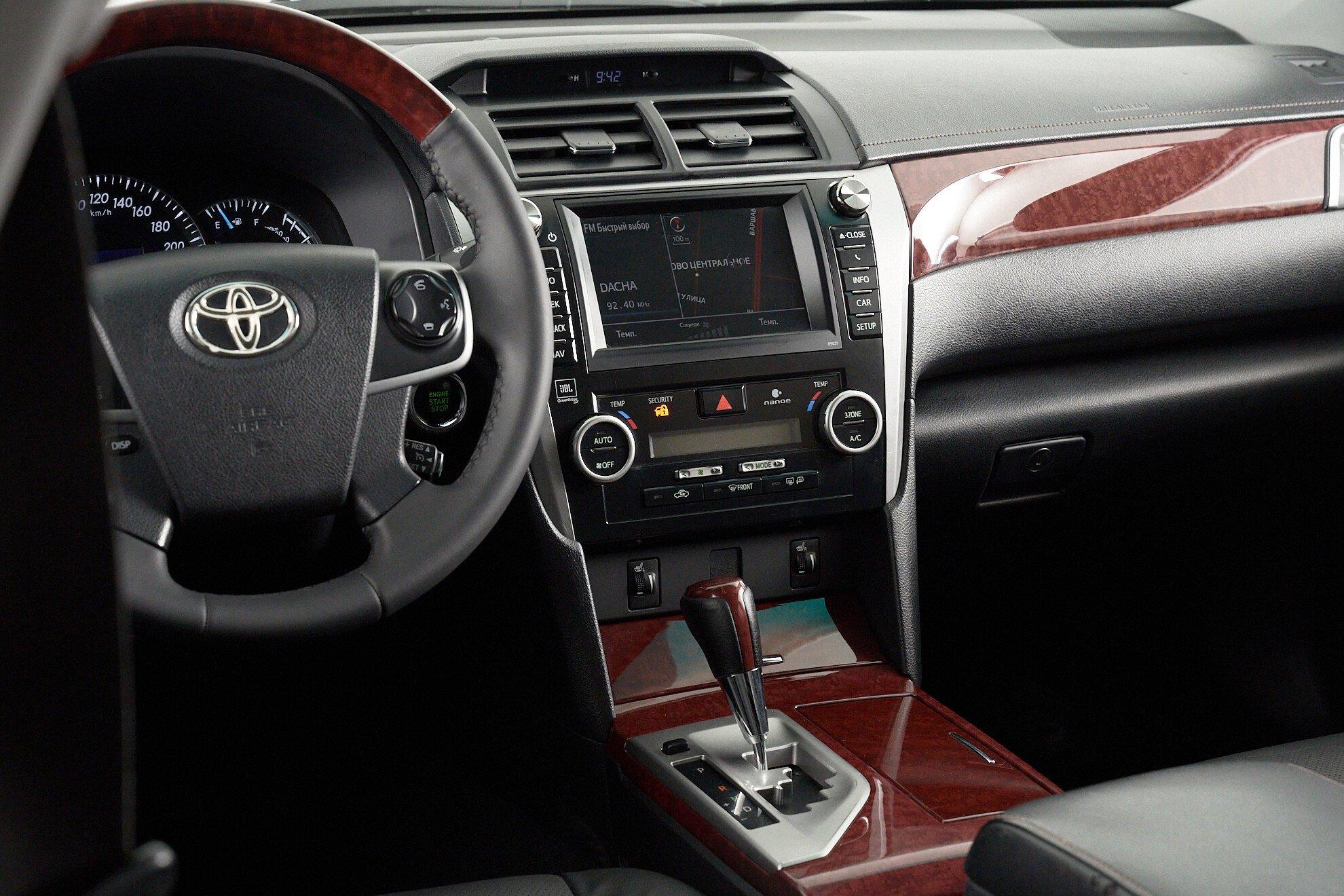 Toyota Camry 2012, белый