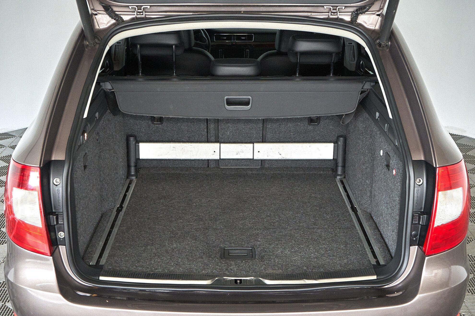 Skoda Superb 2011, коричневый
