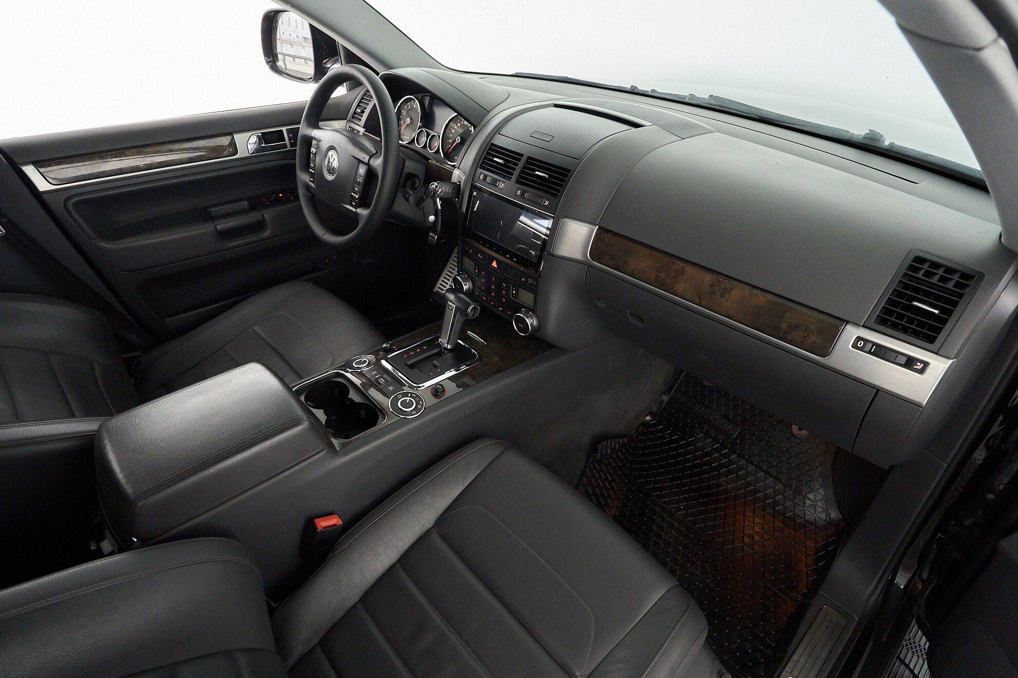 Volkswagen Touareg 2007, черный
