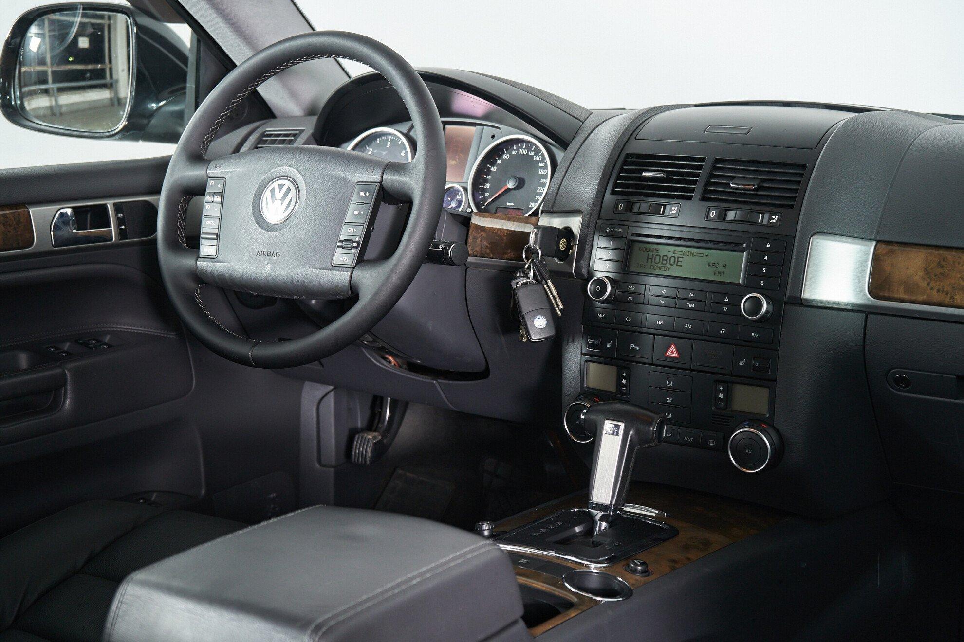 Volkswagen Touareg 2008, черный