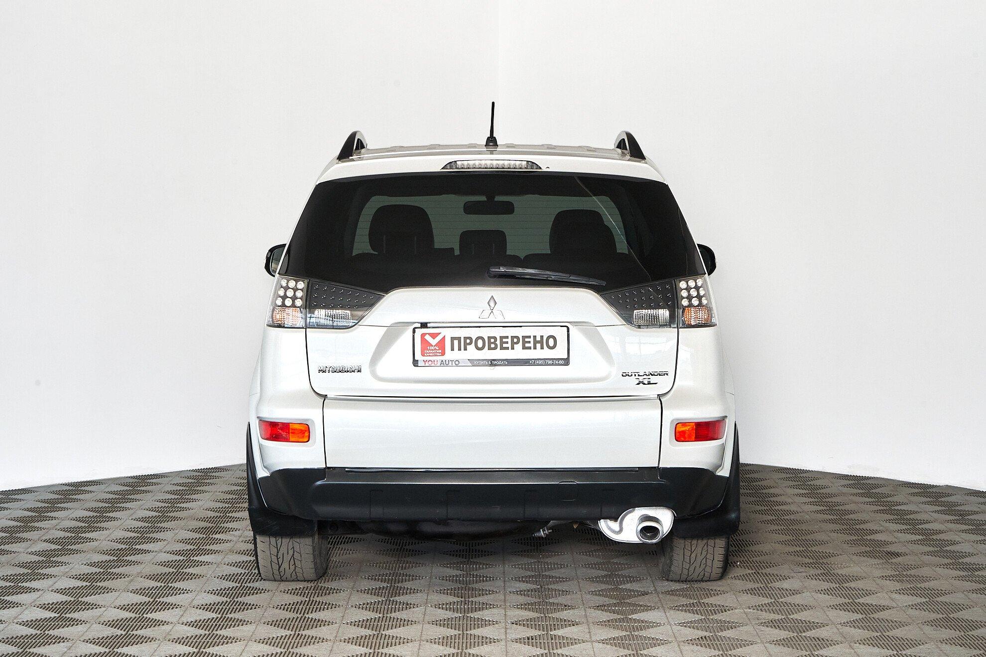 Mitsubishi Outlander 2010, белый