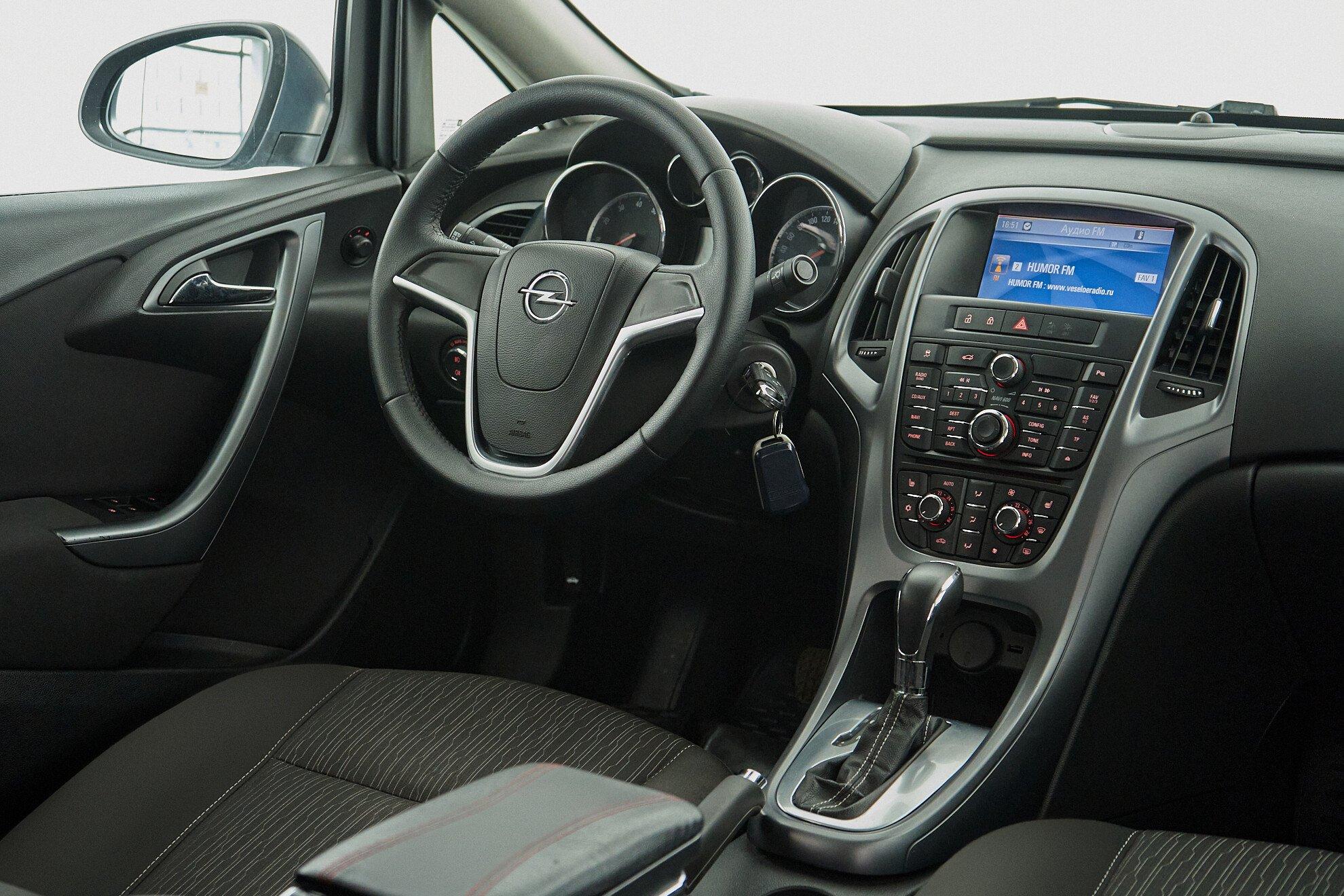 Opel Astra 2017, серый