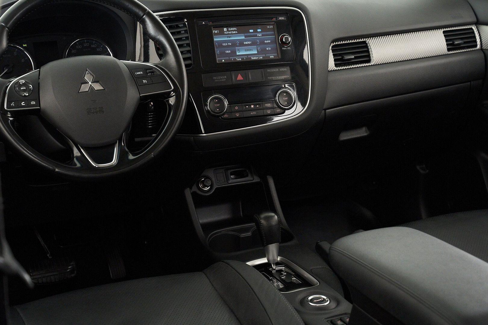 Mitsubishi Outlander 2017, белый