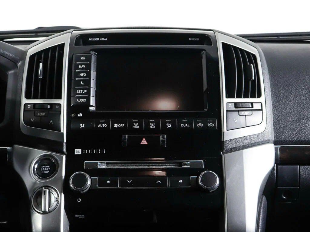 Toyota Land Cruiser 2015, белый