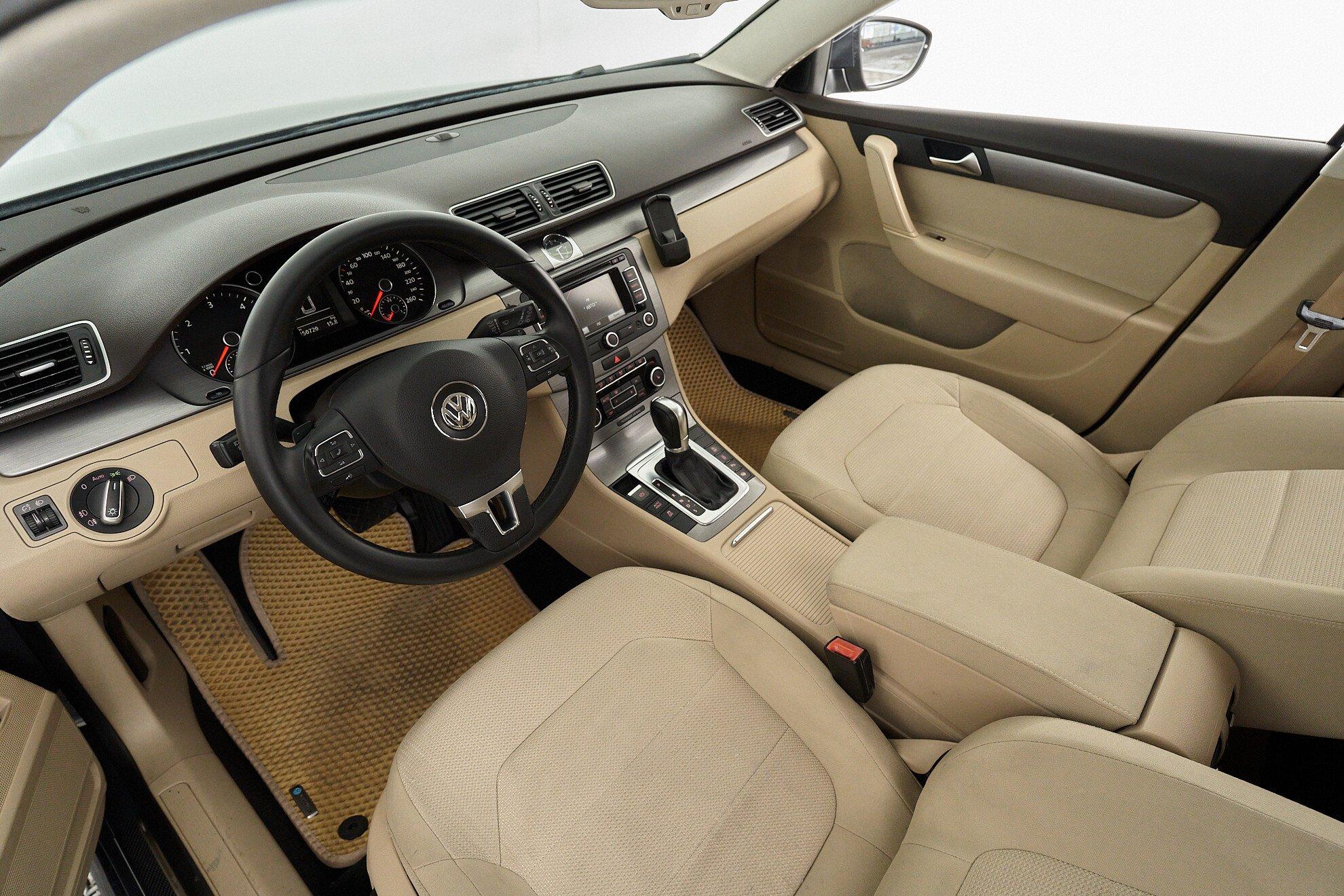 Volkswagen Passat 2012, серый
