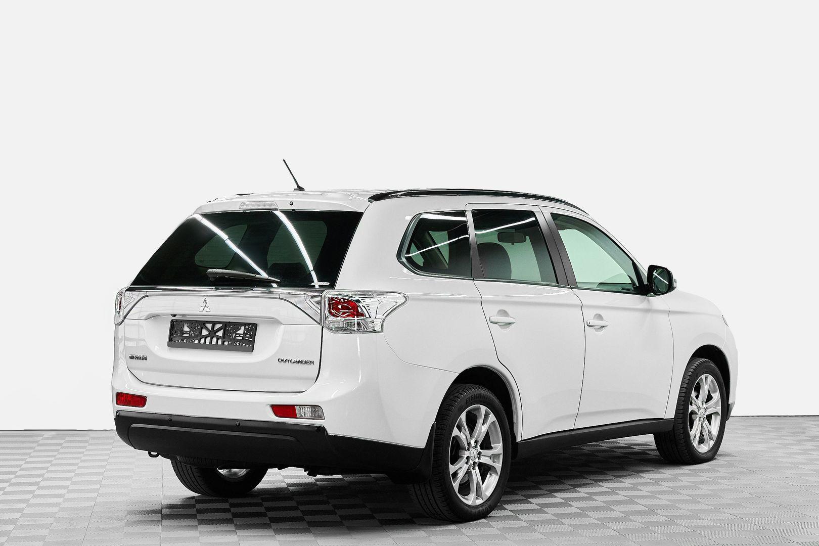 Mitsubishi Outlander 2013, белый