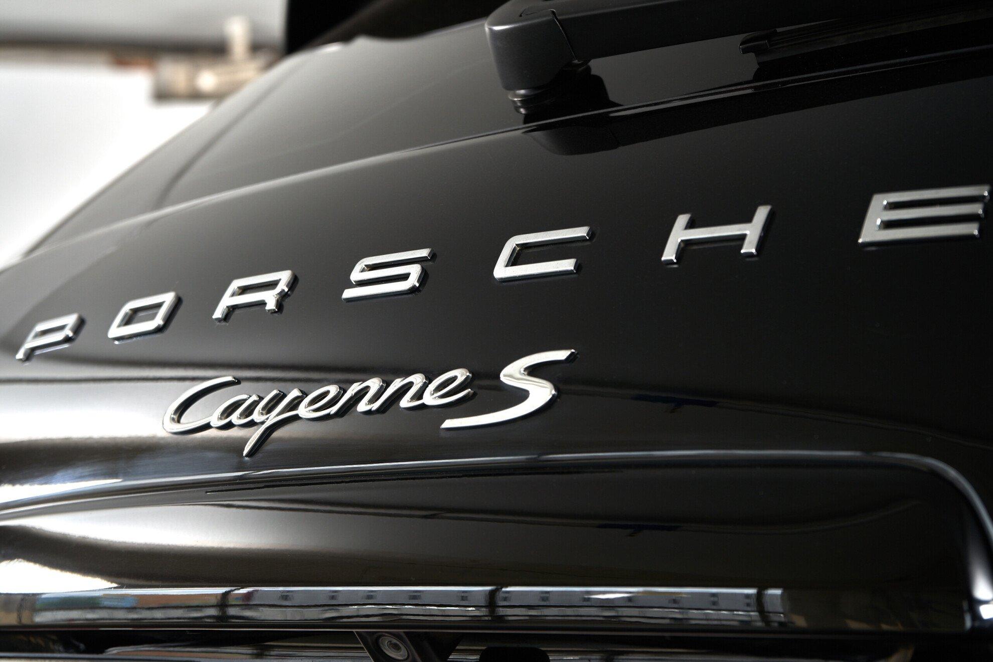 Porsche Cayenne 2012, черный