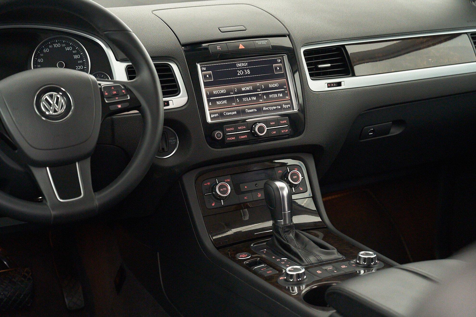 Volkswagen Touareg 2011, серебряный
