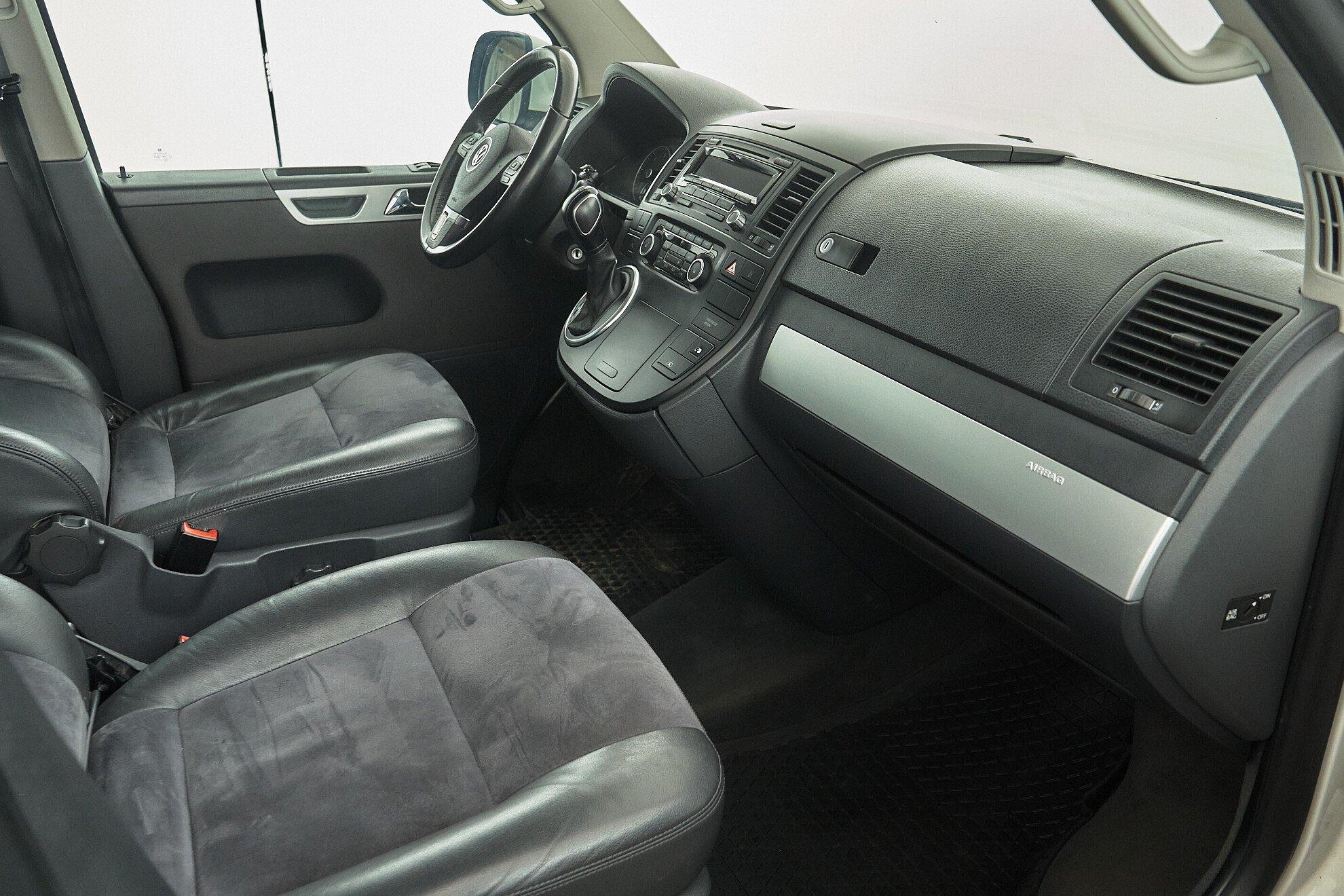 Volkswagen Multivan 2013, белый