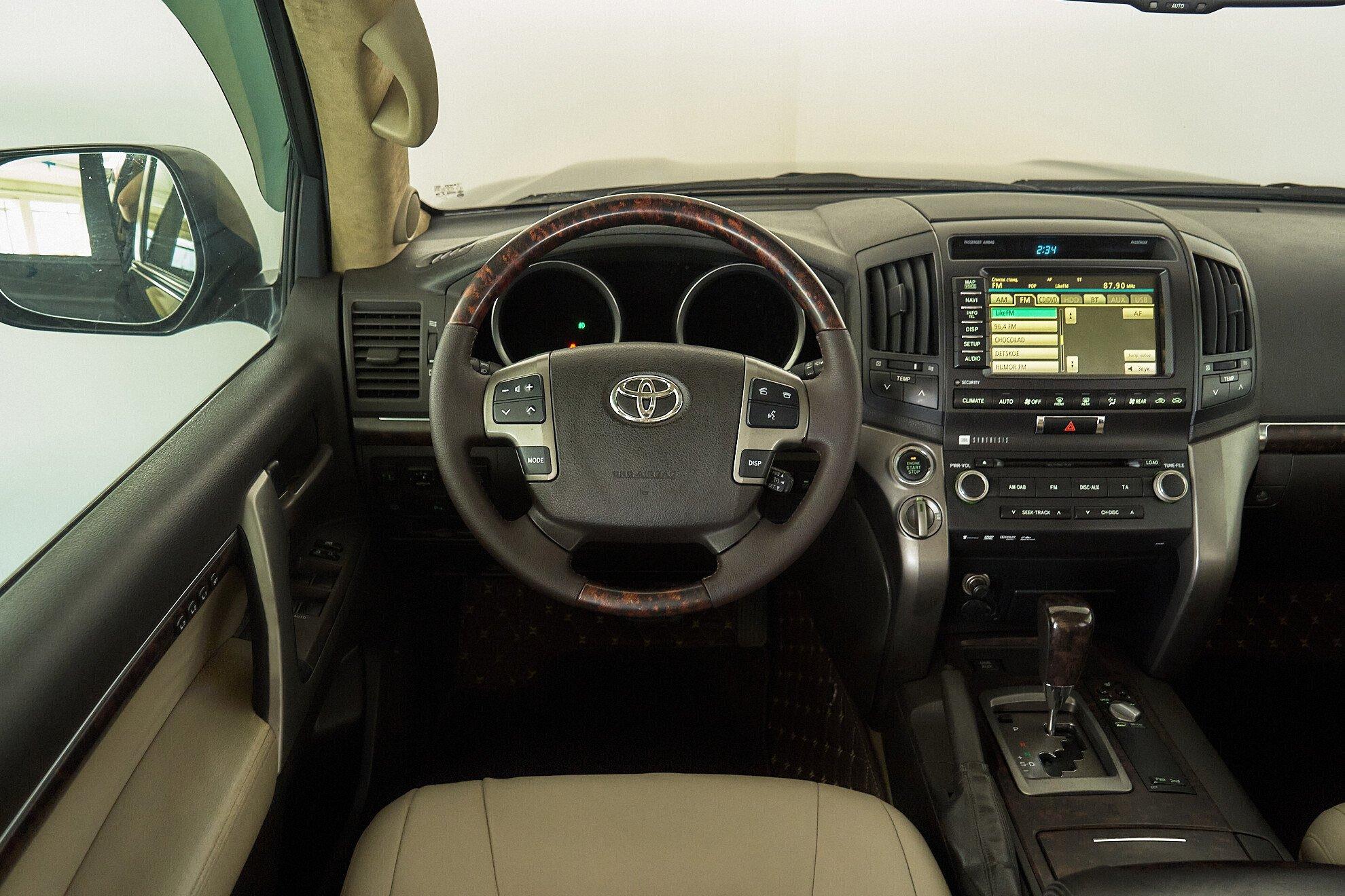 Toyota Land Cruiser 2010, черный
