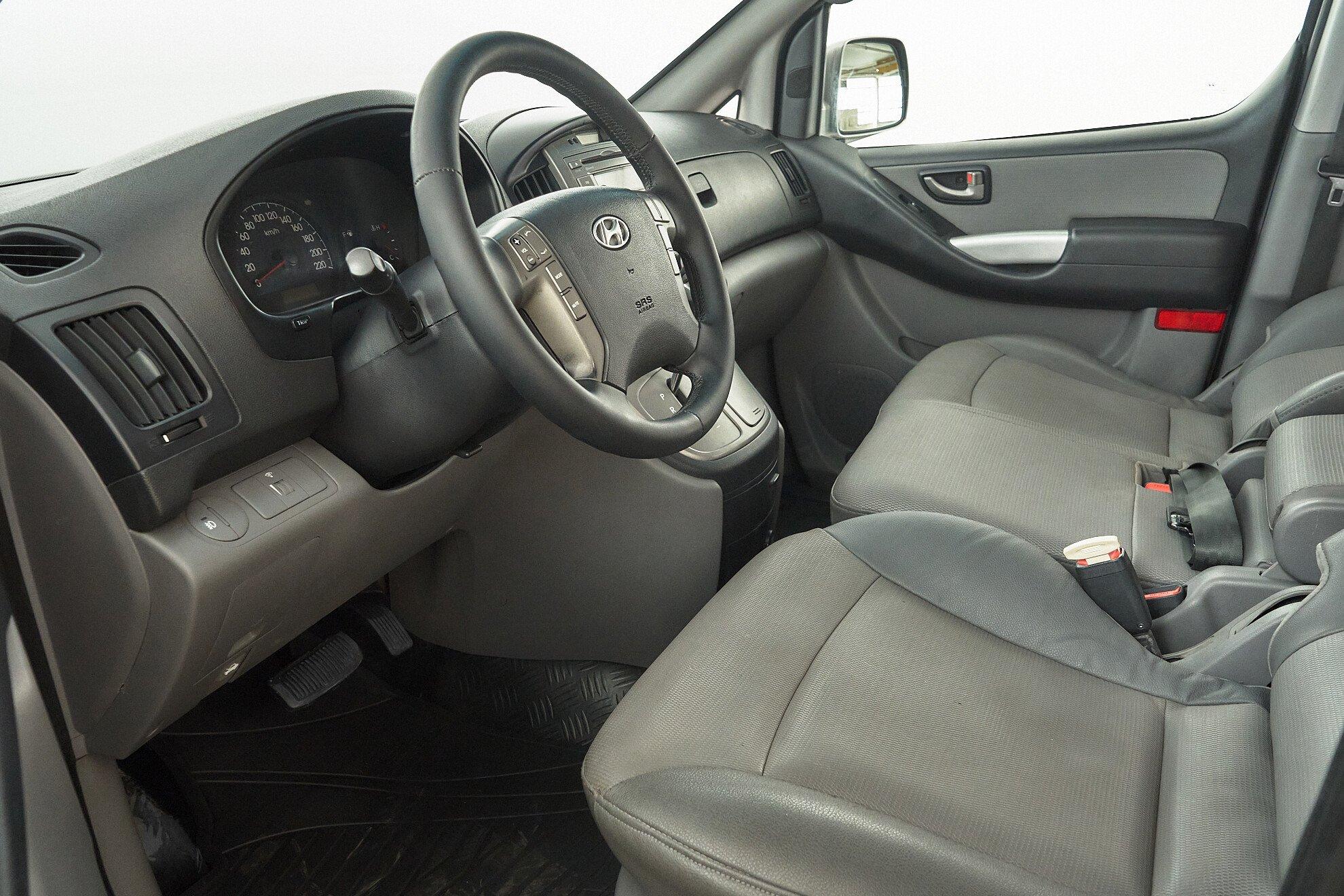 Hyundai Grand Starex 2010, серебряный