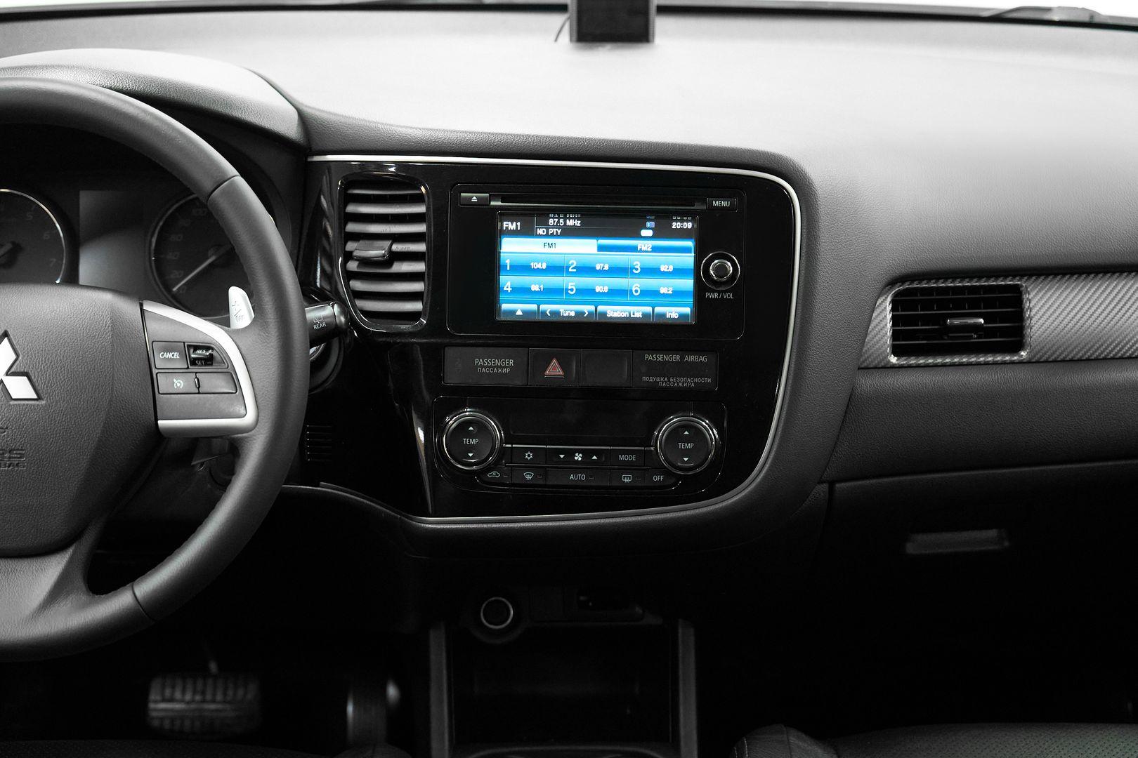 Mitsubishi Outlander 2013, белый