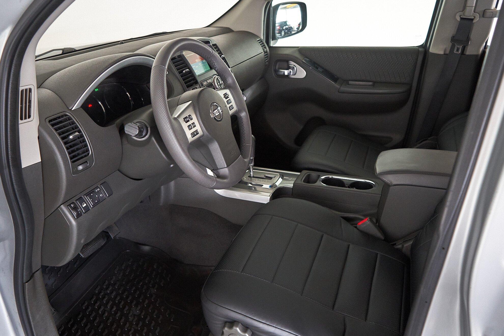 Nissan Pathfinder 2011, серебряный