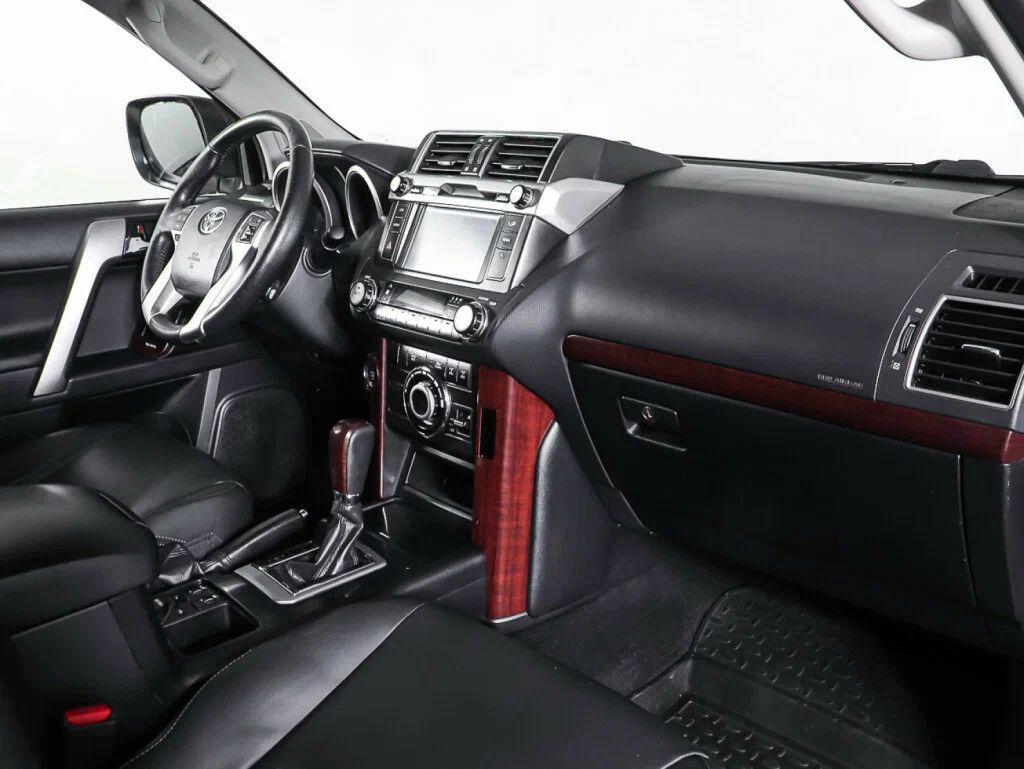 Toyota Land Cruiser Prado 2017, белый