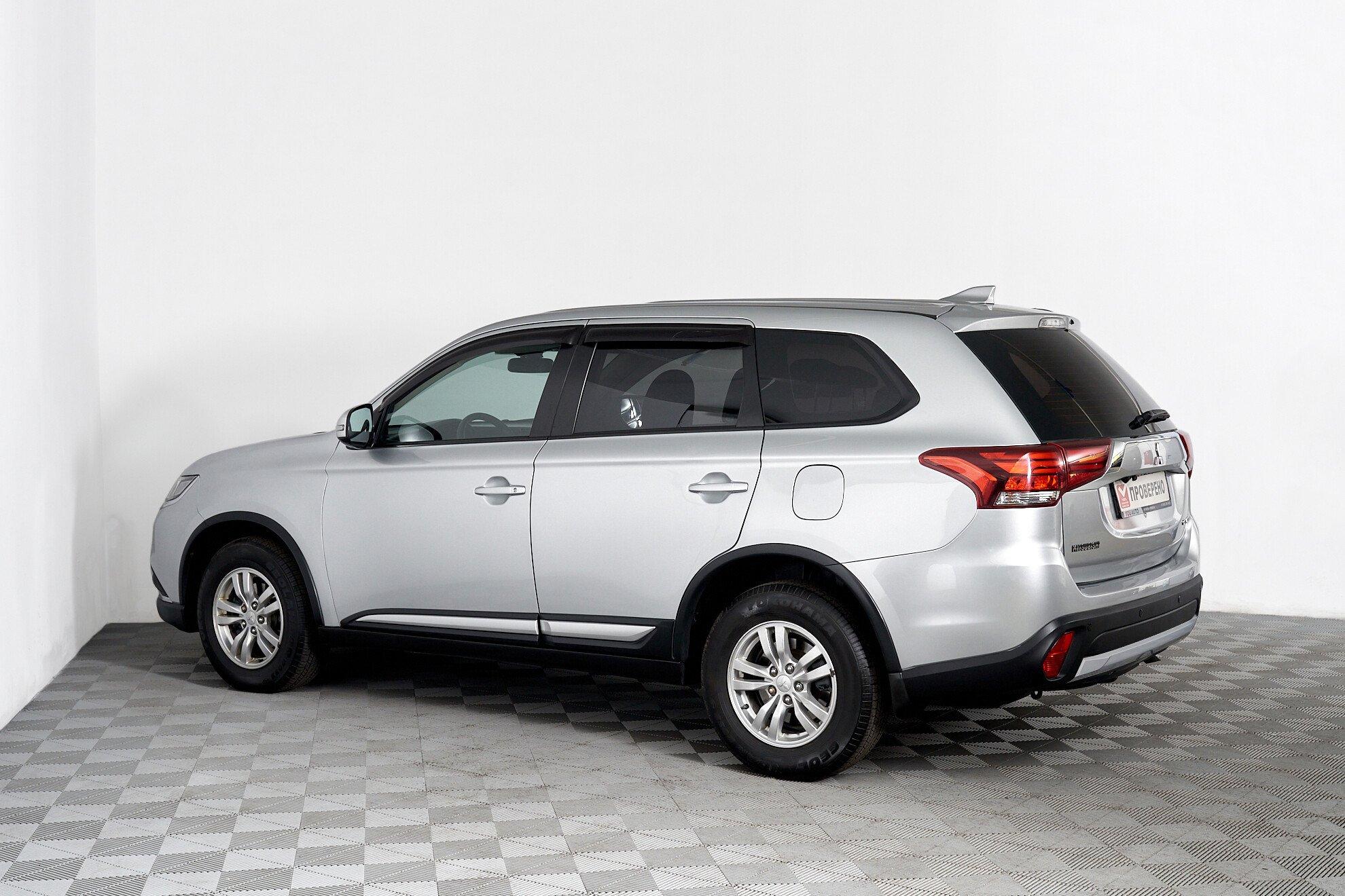 Mitsubishi Outlander 2018, серый