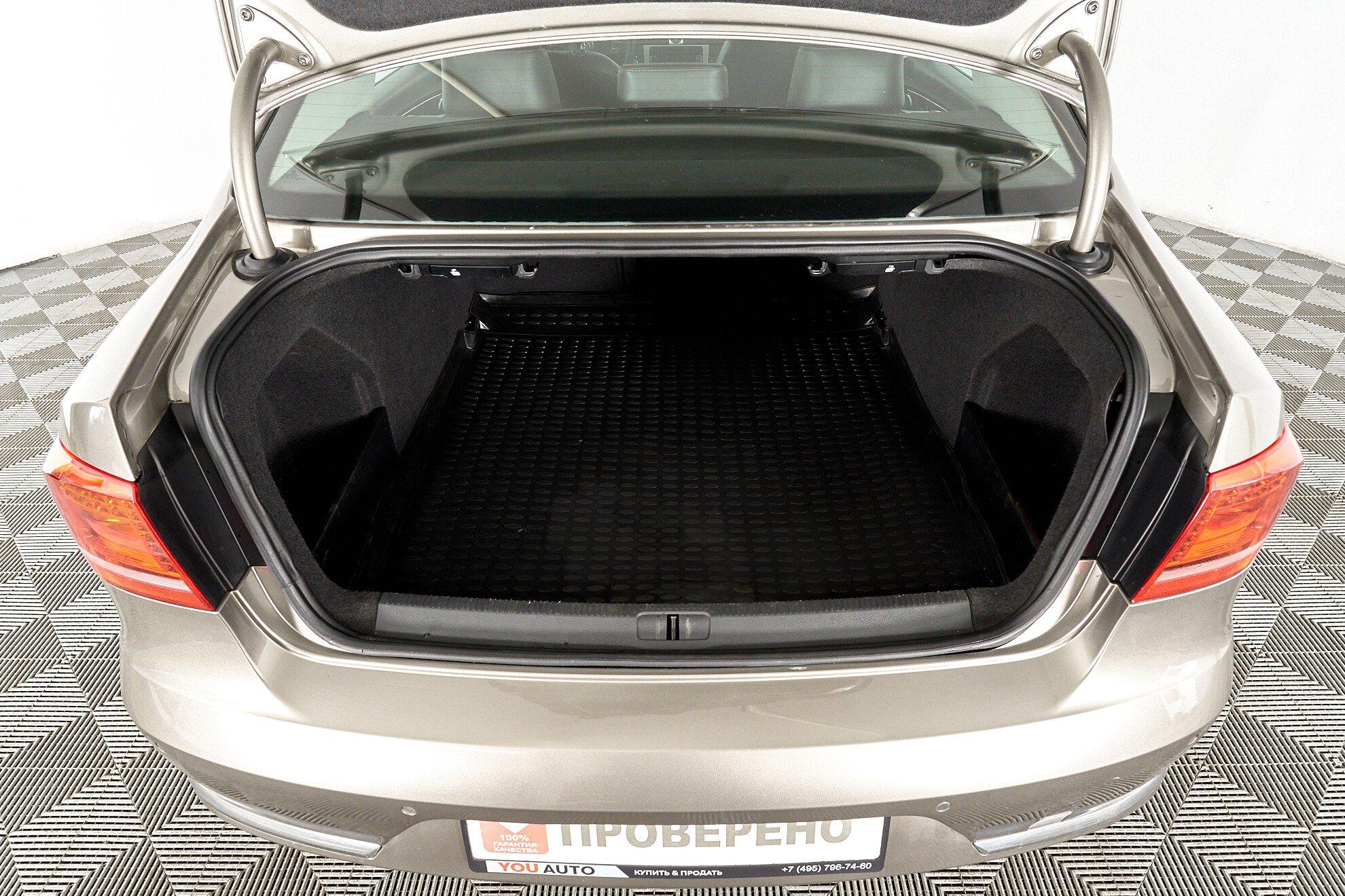 Volkswagen Passat 2013, бежевый