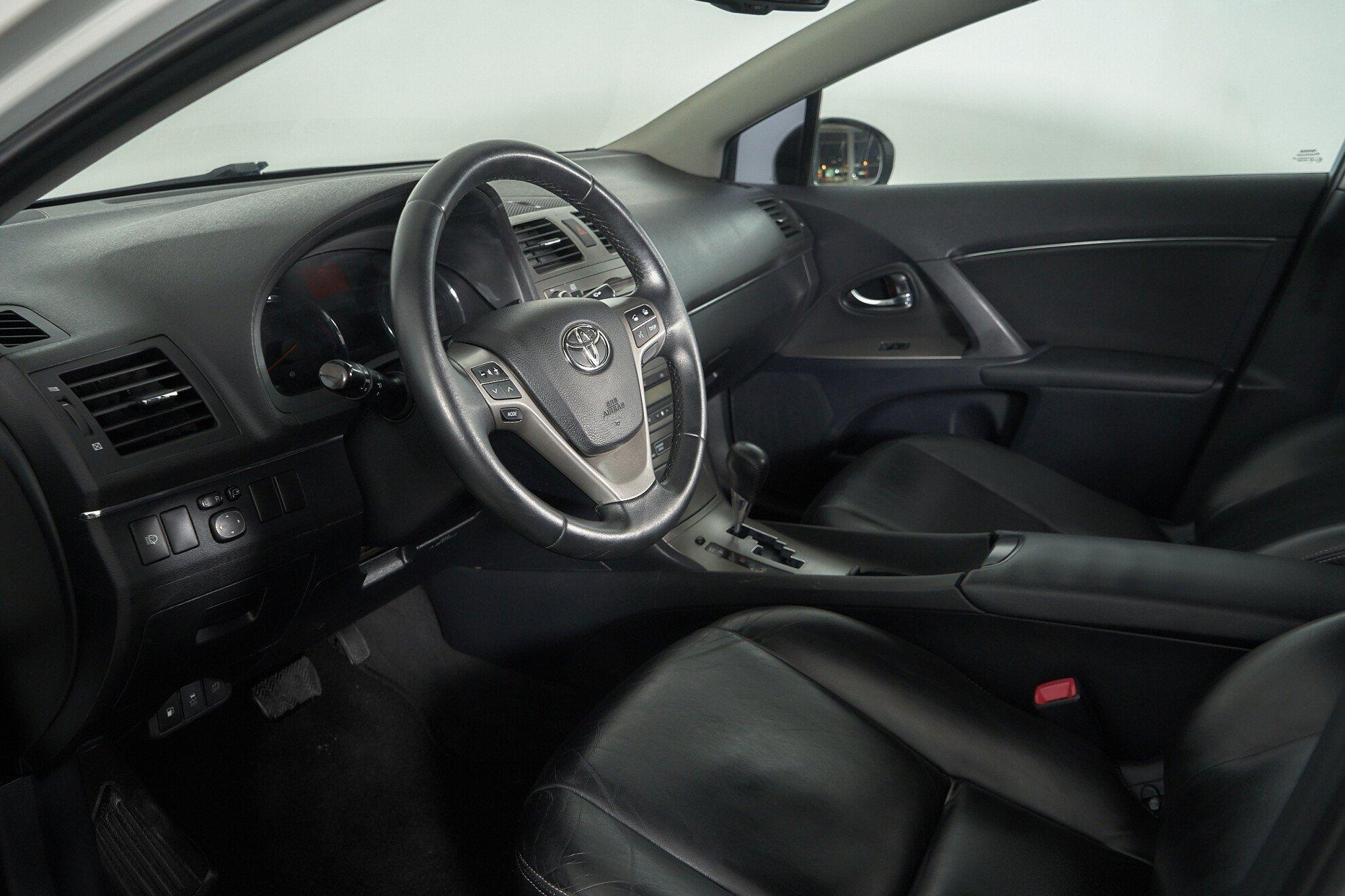 Toyota Avensis 2010, белый