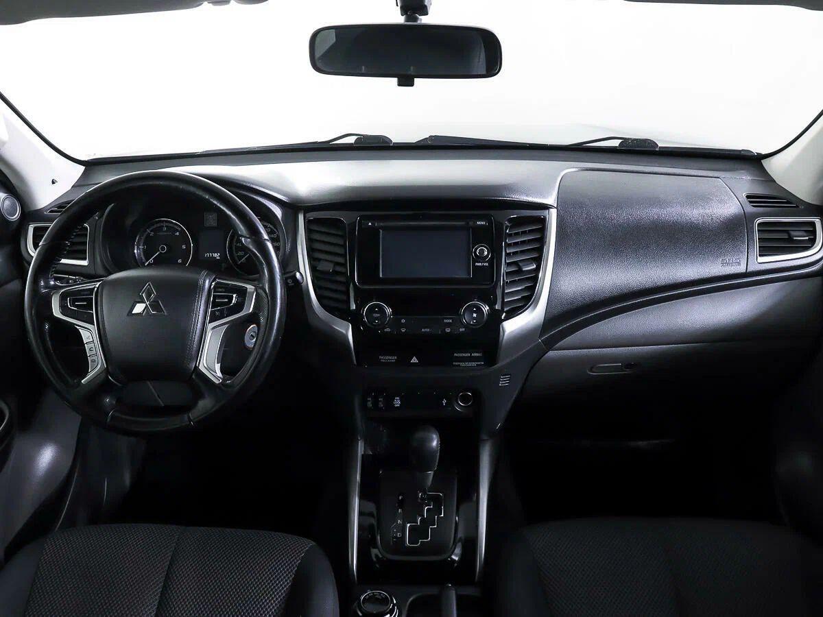 Mitsubishi L200 2017, серый
